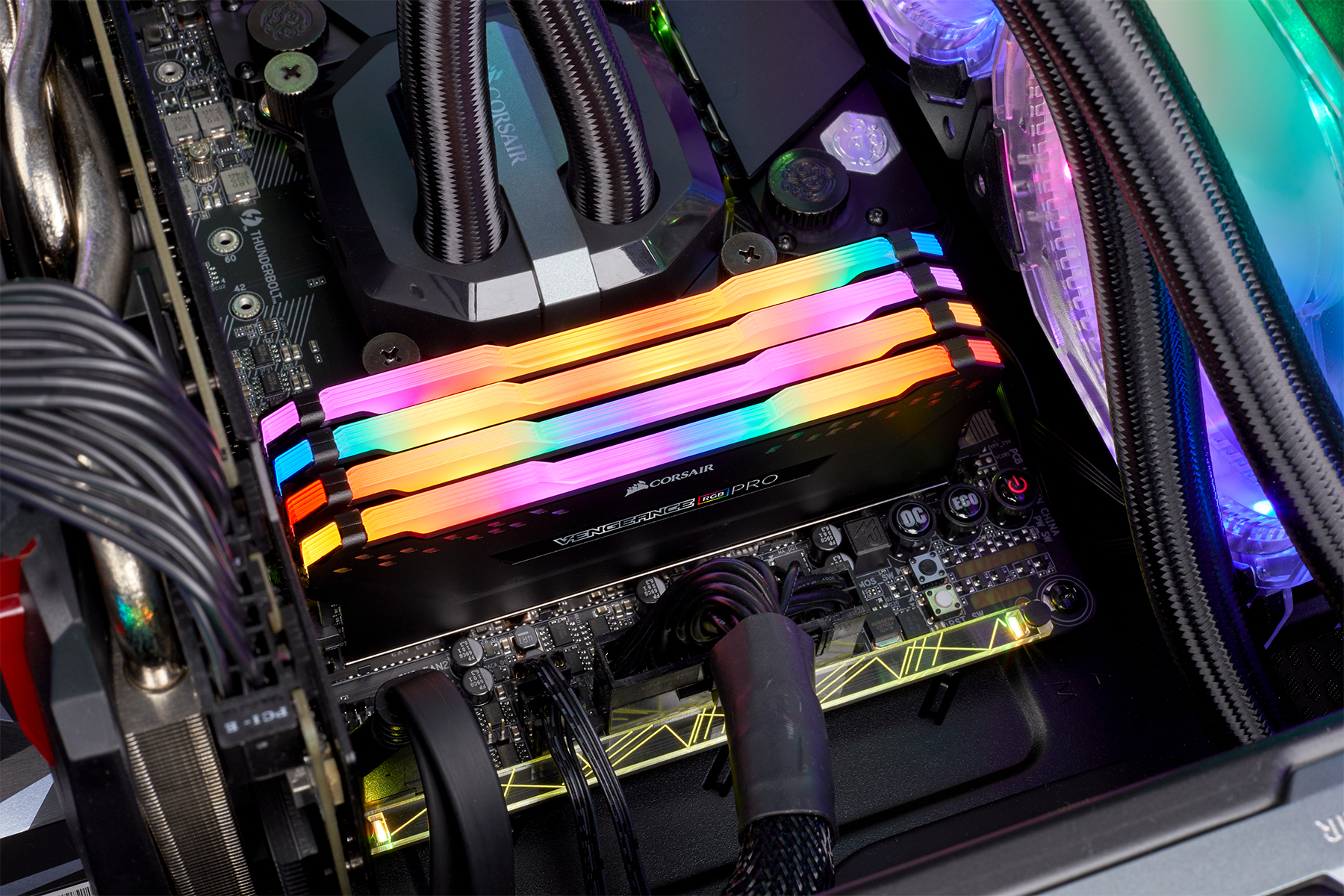 Moduły RAM z oświetleniem RGB zainstalowane w komputerze, zbliżenie.