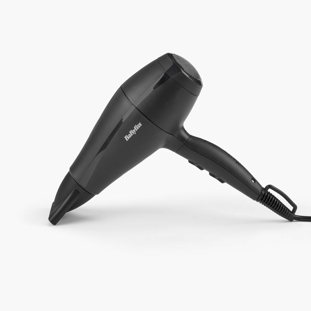 Czarna suszarka do włosów na białym tle. Marka: Babyliss.