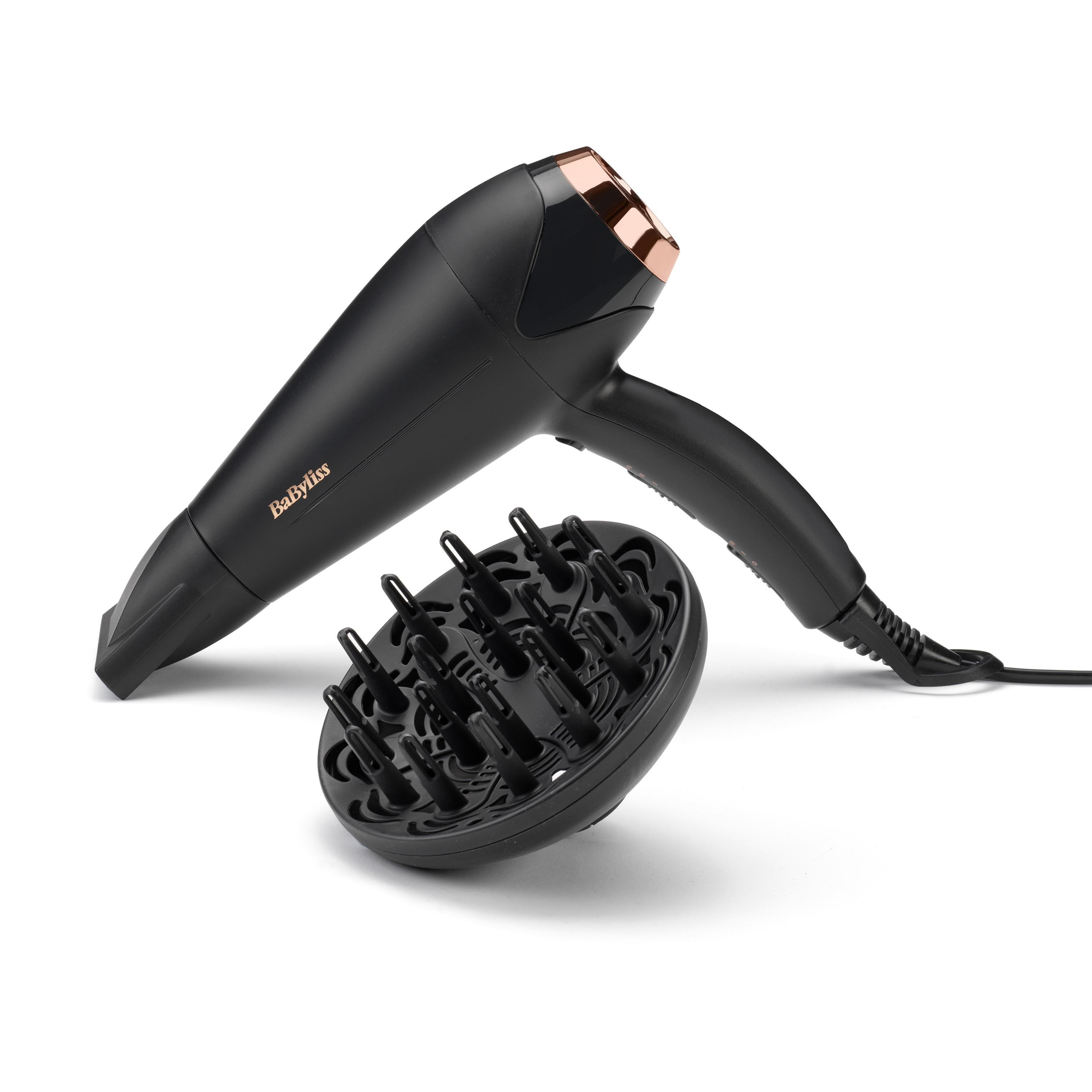 Un secador de pelo Babyliss negro con un accesorio difusor, sobre fondo blanco.