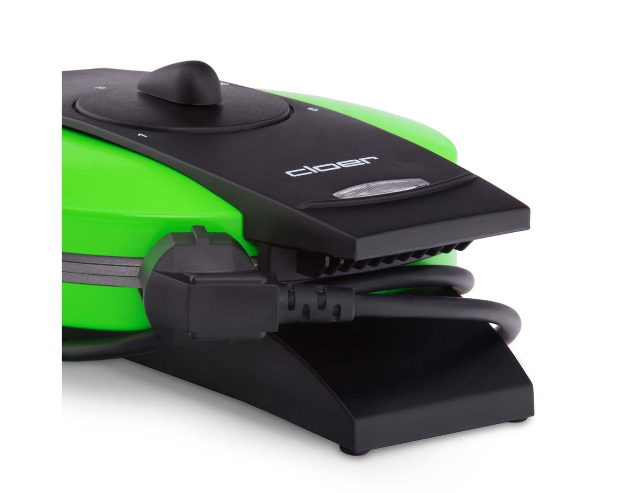 Zielona gofrownica z czarnym uchwytem i przewodem, białe tło.