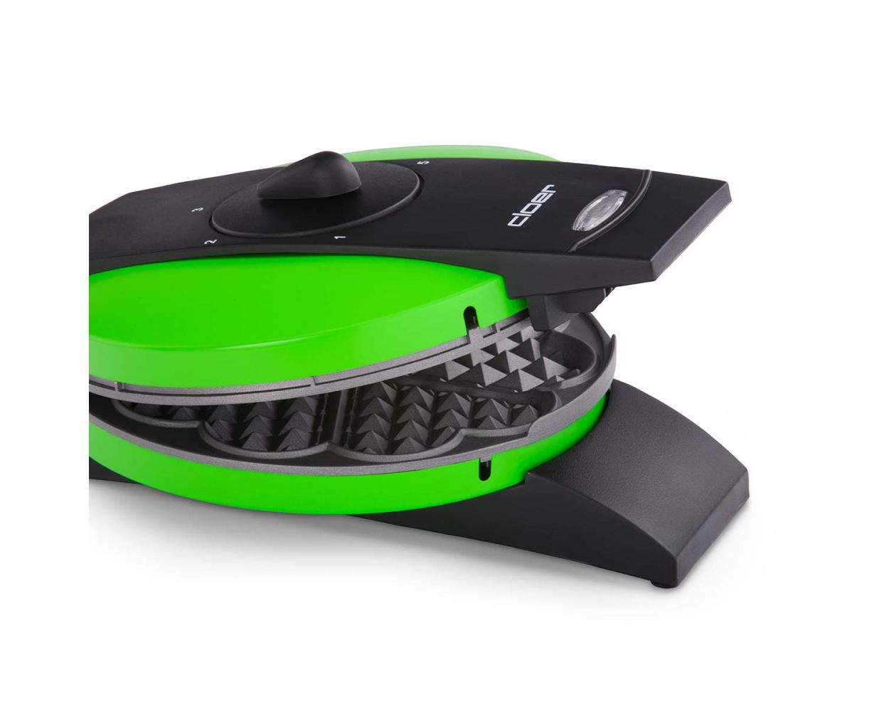 Zielono-czarny gofrownica, otwarta, aby pokazać kratki do gofrów, na białym tle.