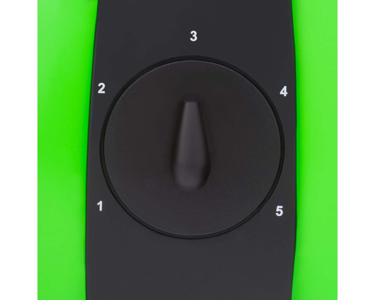 Zbliżenie czarnej tarczy z numerami 1-5 i czarnym pokrętłem.