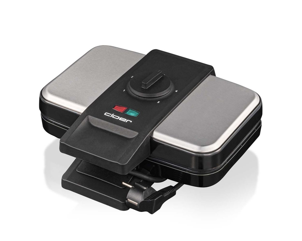 Srebrno-czarna gofrownica. Jest zamknięta na białym tle, z przewodem zasilającym.