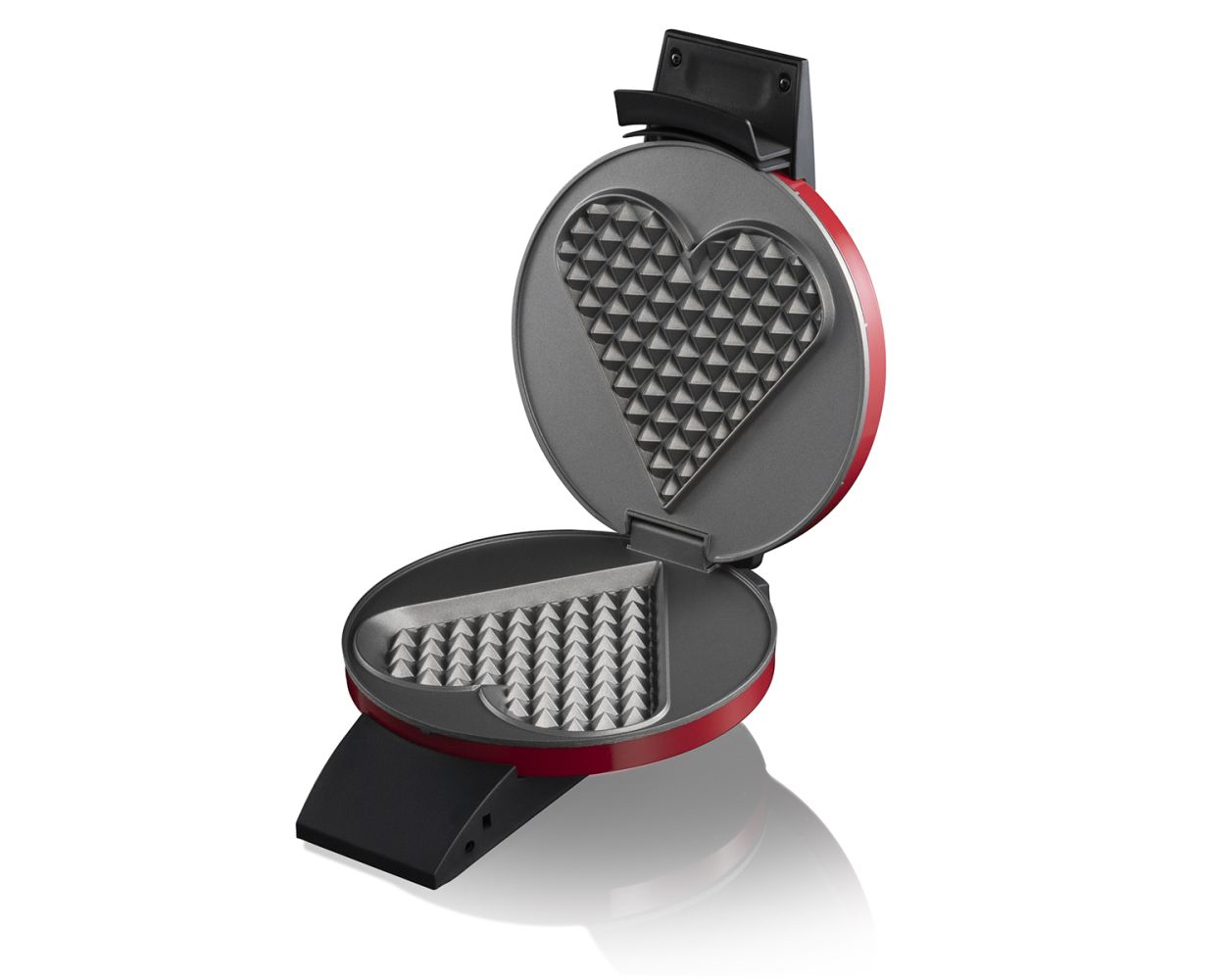 Czerwone gofrownica z formami w kształcie serca, otwarta. Czarny uchwyt na górze.