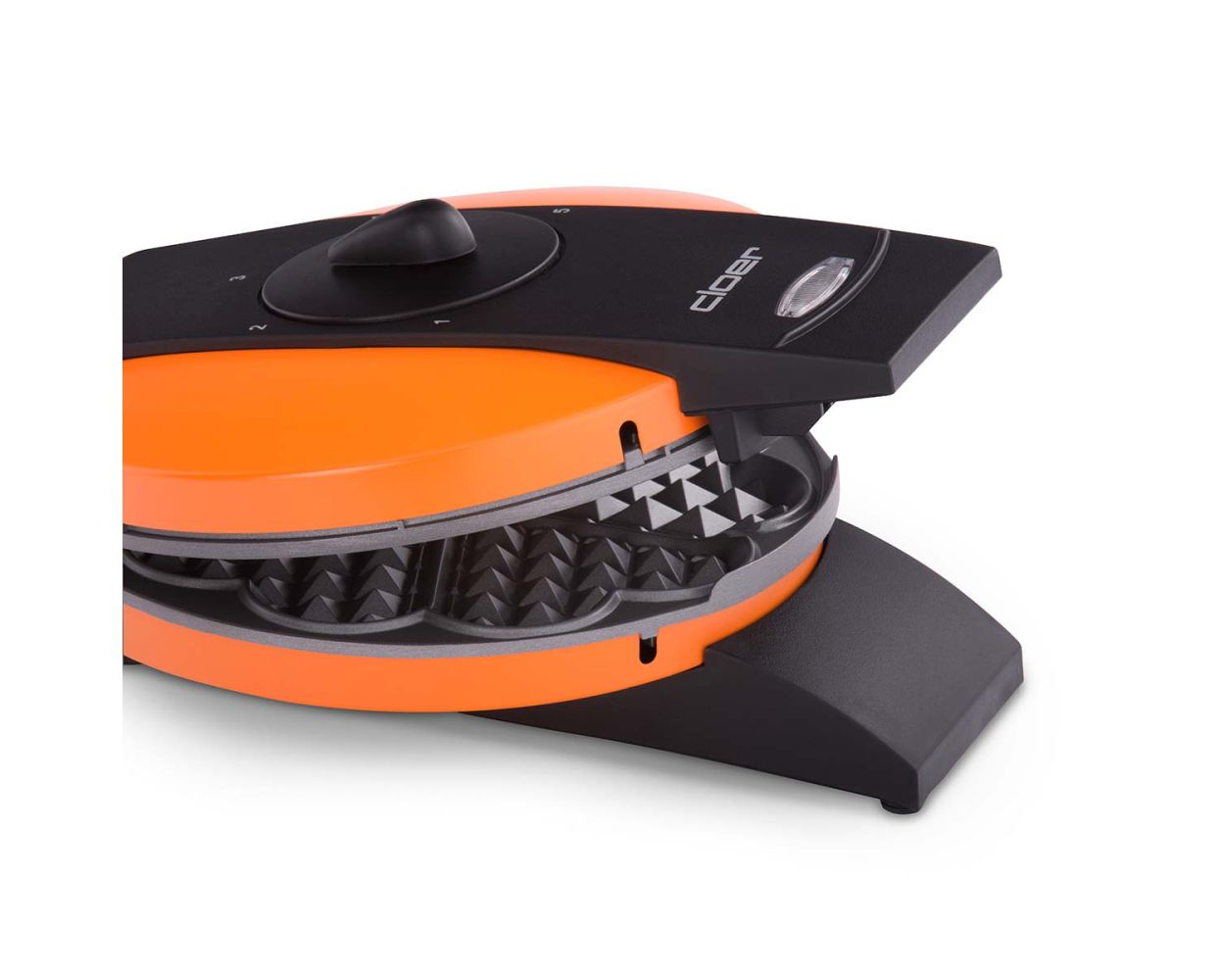 Pomarańczowo-czarna gofrownica otwarta, pokazująca powierzchnię do pieczenia. Białe tło.