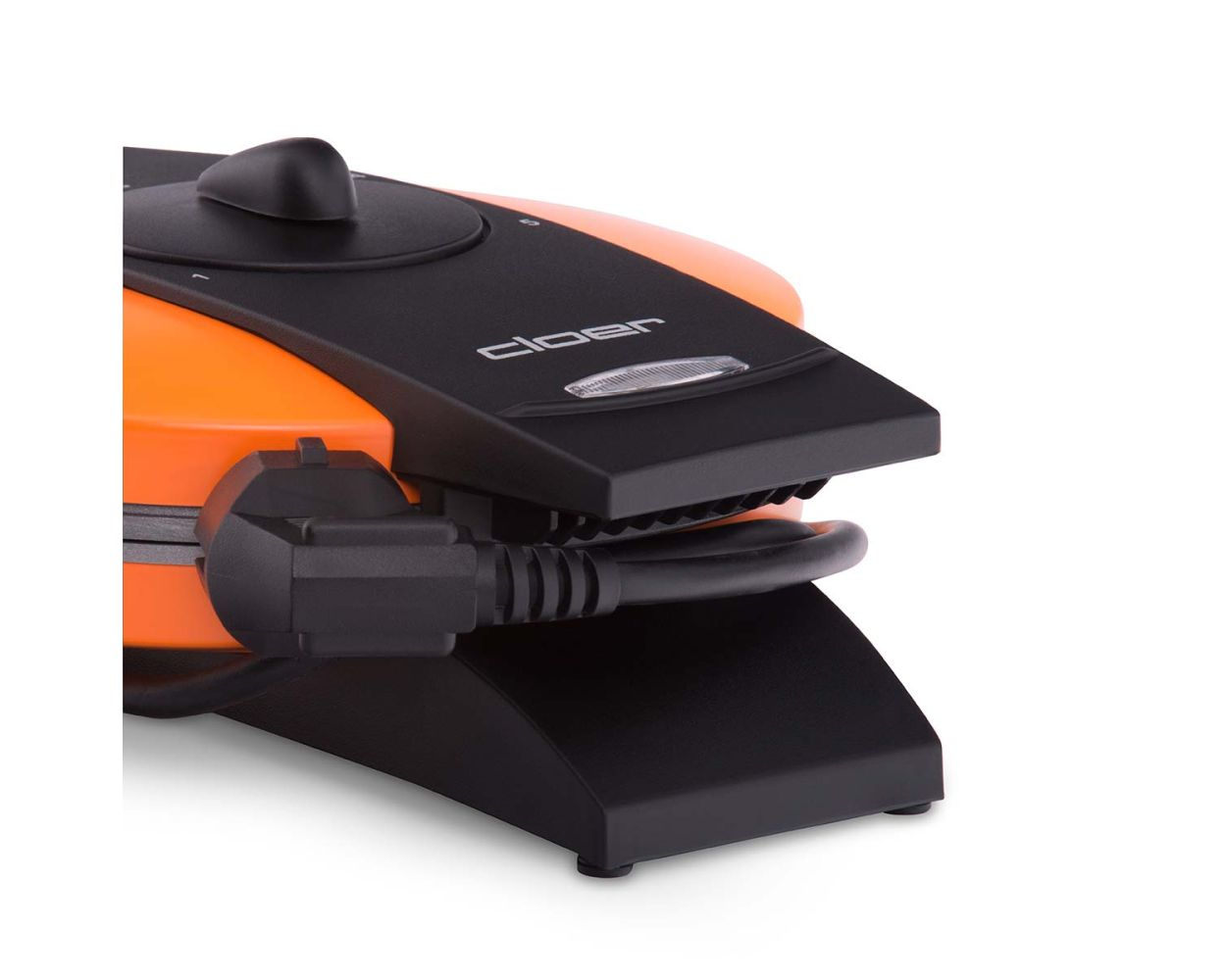 Czarna i pomarańczowa gofrownica, zbliżenie z boku. Widoczna wtyczka i przewód.