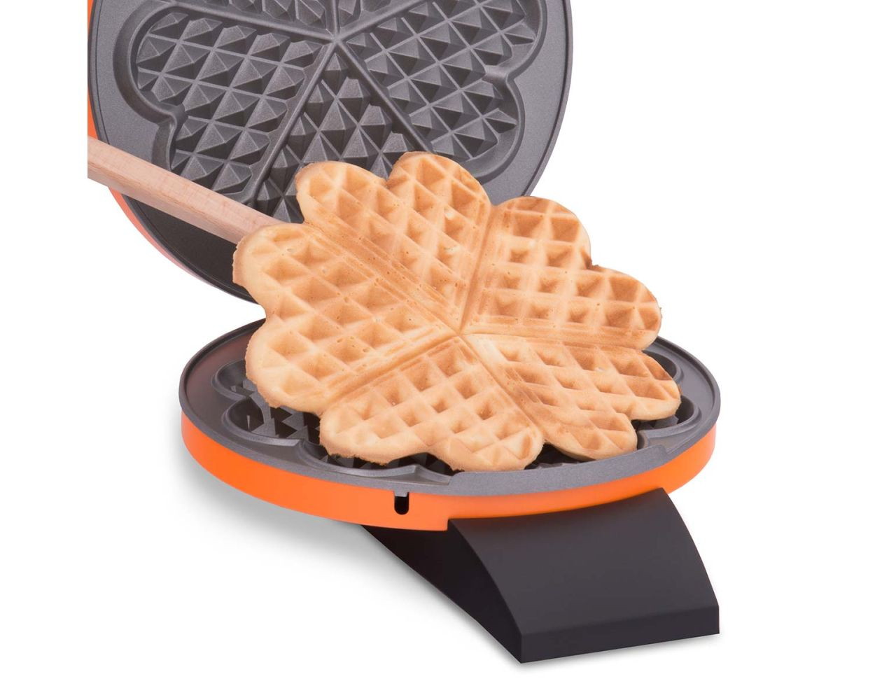 Gofrownica z gofrem w kształcie serca w środku. Gofry są złote. Żelazko jest pomarańczowe.