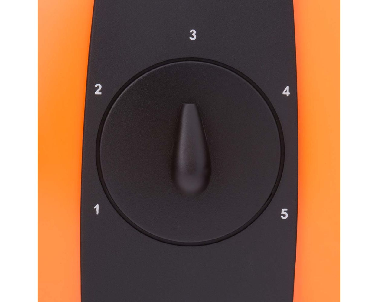 Zbliżenie czarnego pokrętła z numerami 1-5, na pomarańczowym tle.