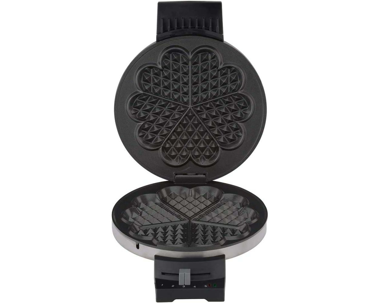 Gofrownica otwarta, kształt serca. Czarne wnętrze, srebrna podstawa, pokrętło. Widok z góry, białe tło.