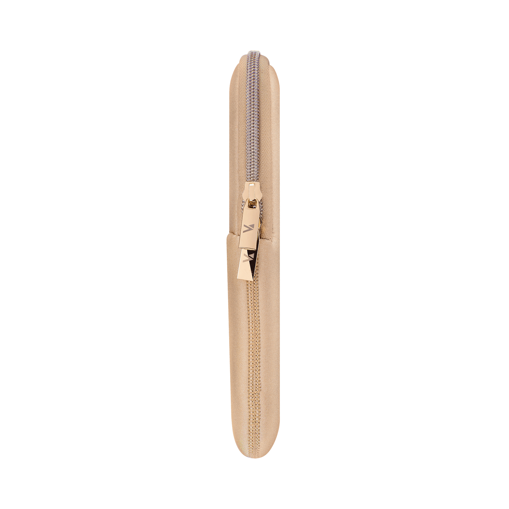 Beige Laptoptasche, Seitenansicht, Reißverschluss geschlossen. Weißer Hintergrund.