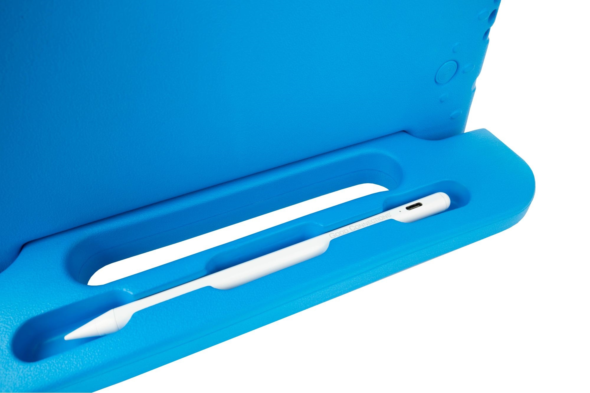 Blaue Tablethülle mit weißem Stift in einem Schlitz, weißer Hintergrund.