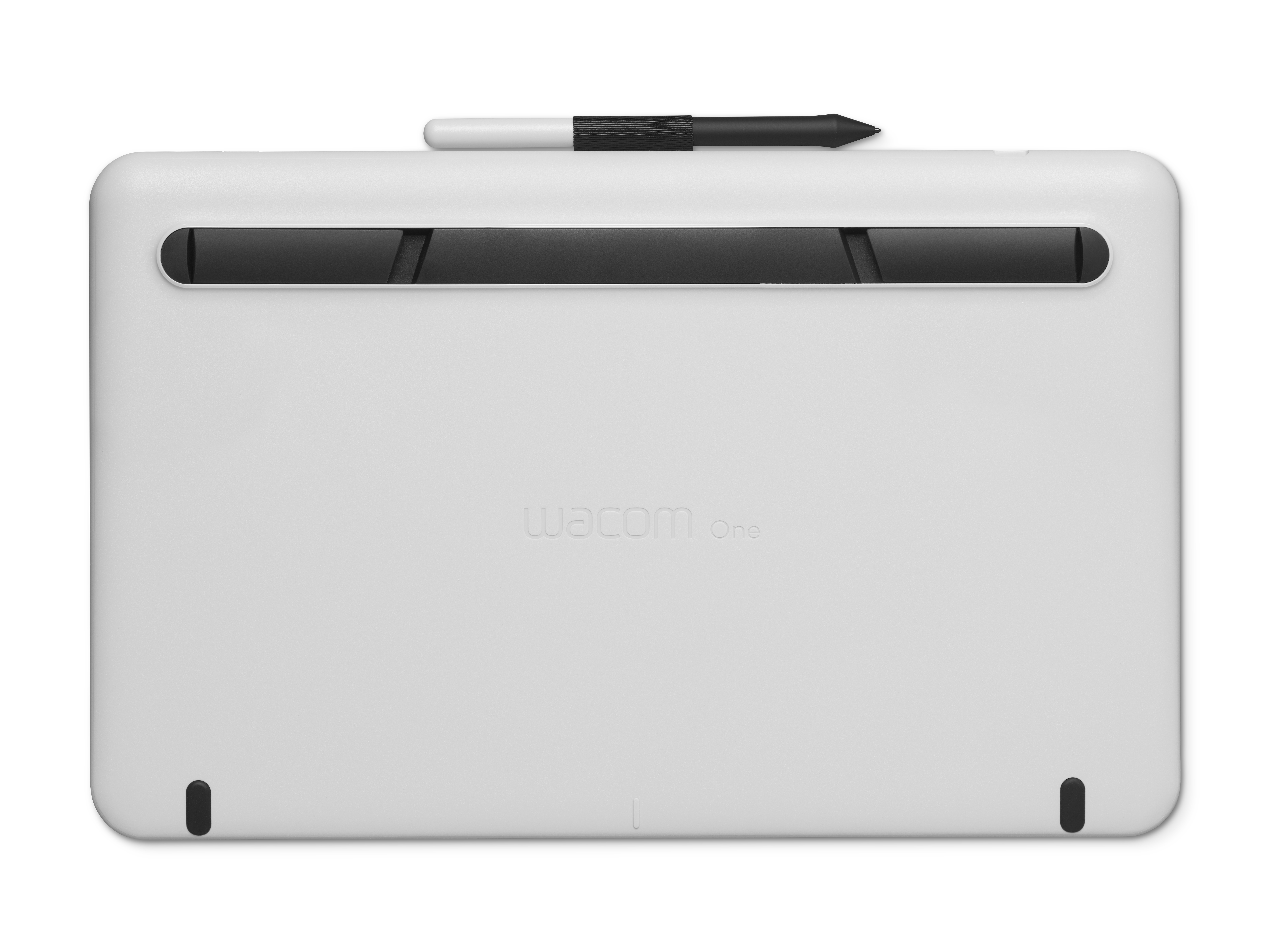 Witte tekentablet met pen erop, en de merknaam 'wacom one' op het oppervlak.
