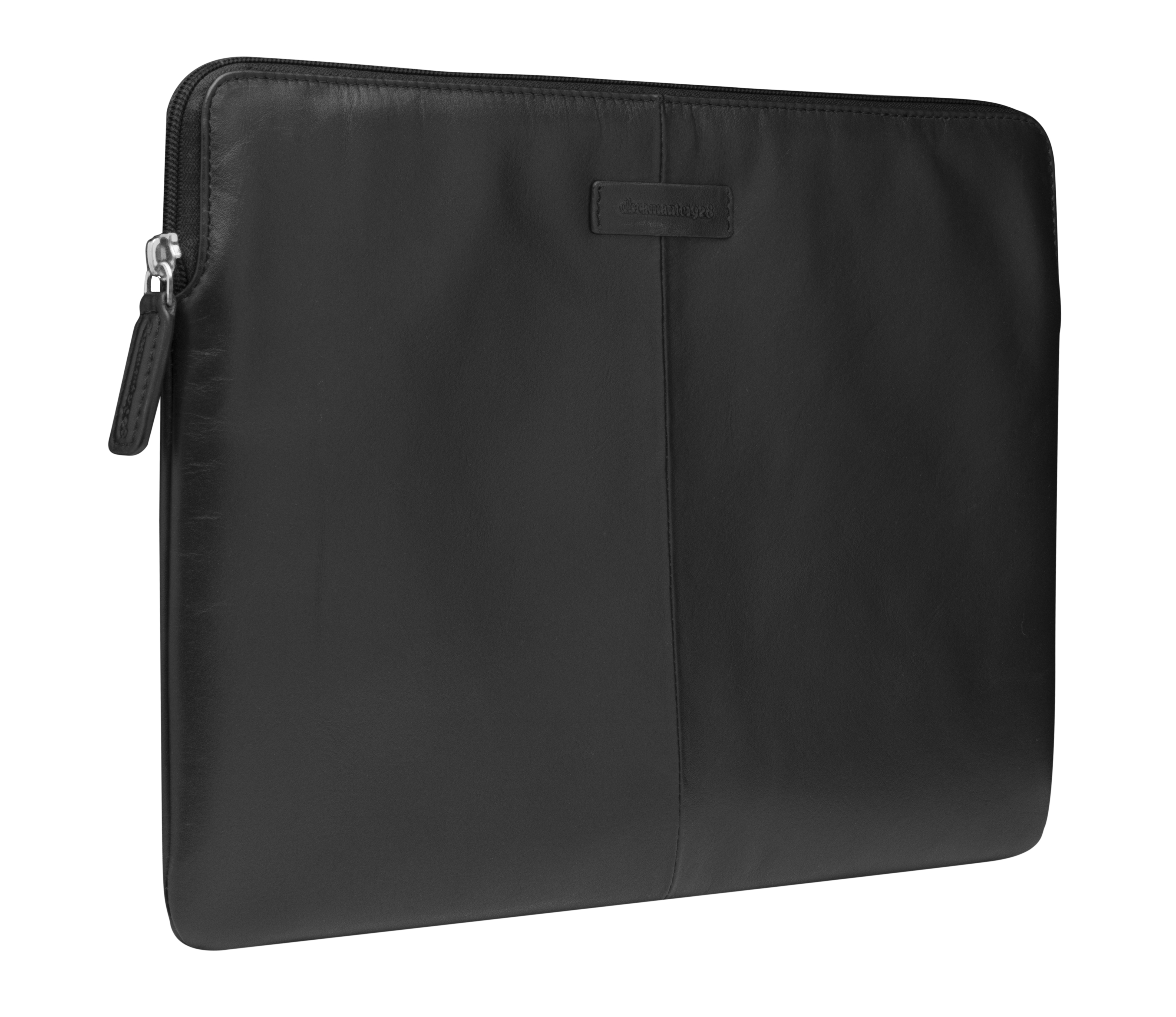 Una custodia per laptop in pelle nera con cerniera e una piccola etichetta, su sfondo bianco.