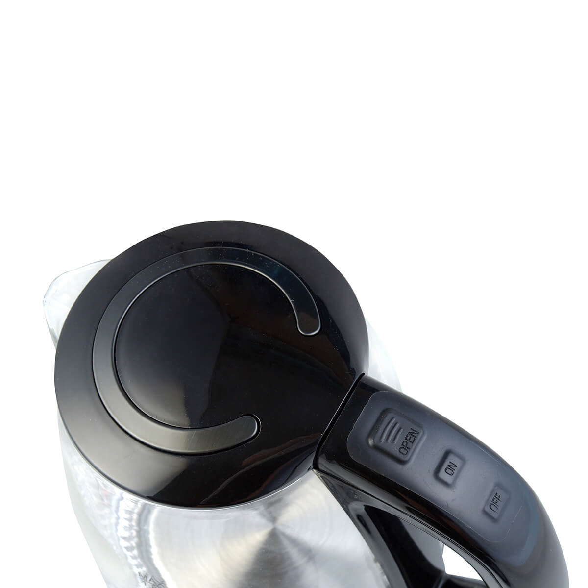 Zbliżenie czarnego uchwytu czajnika elektrycznego z przyciskami i przezroczystym szklanym korpusem.