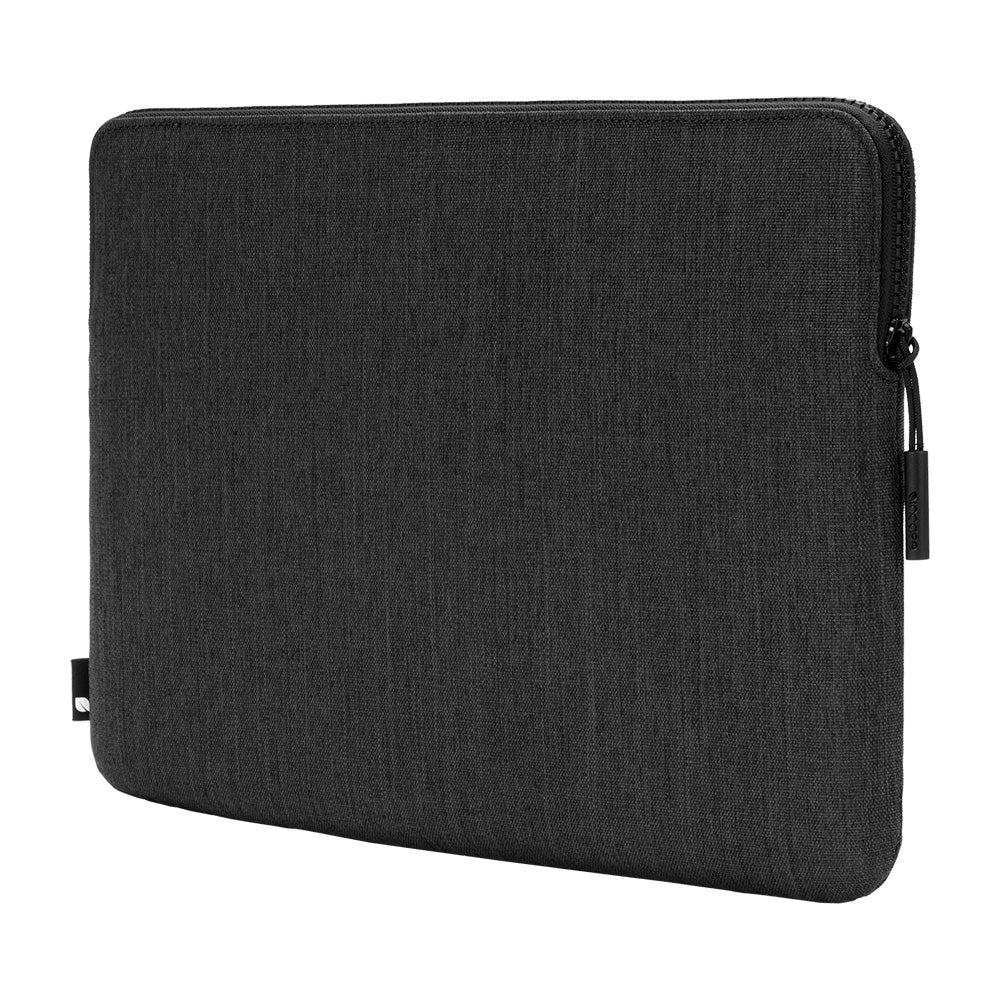 Custodia per laptop in tessuto nero, chiusa con cerniera e piccolo logo.