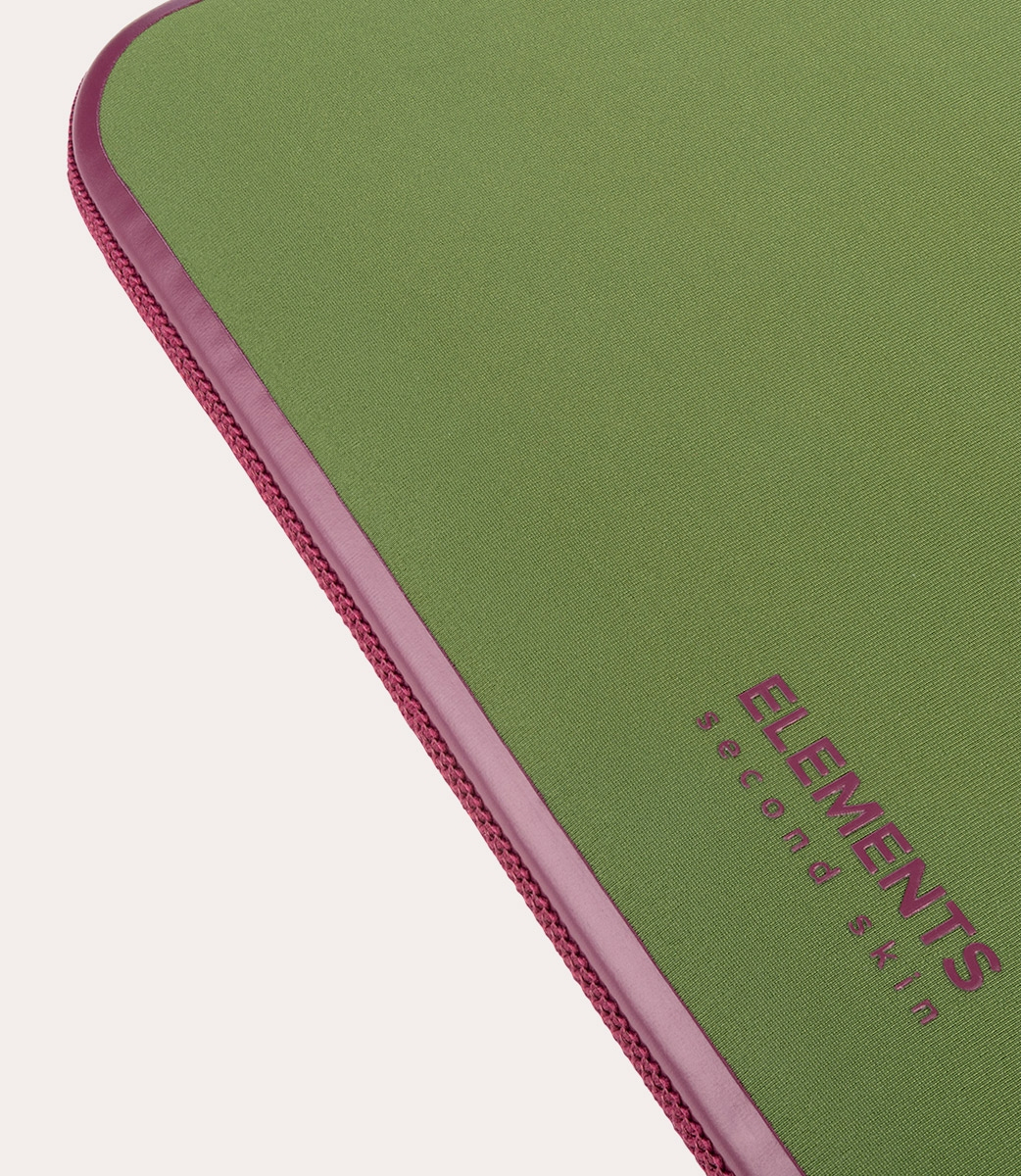 Un tappetino per mouse verde con bordo rosa e la scritta 'ELEMENTS second skin' in rosa.
