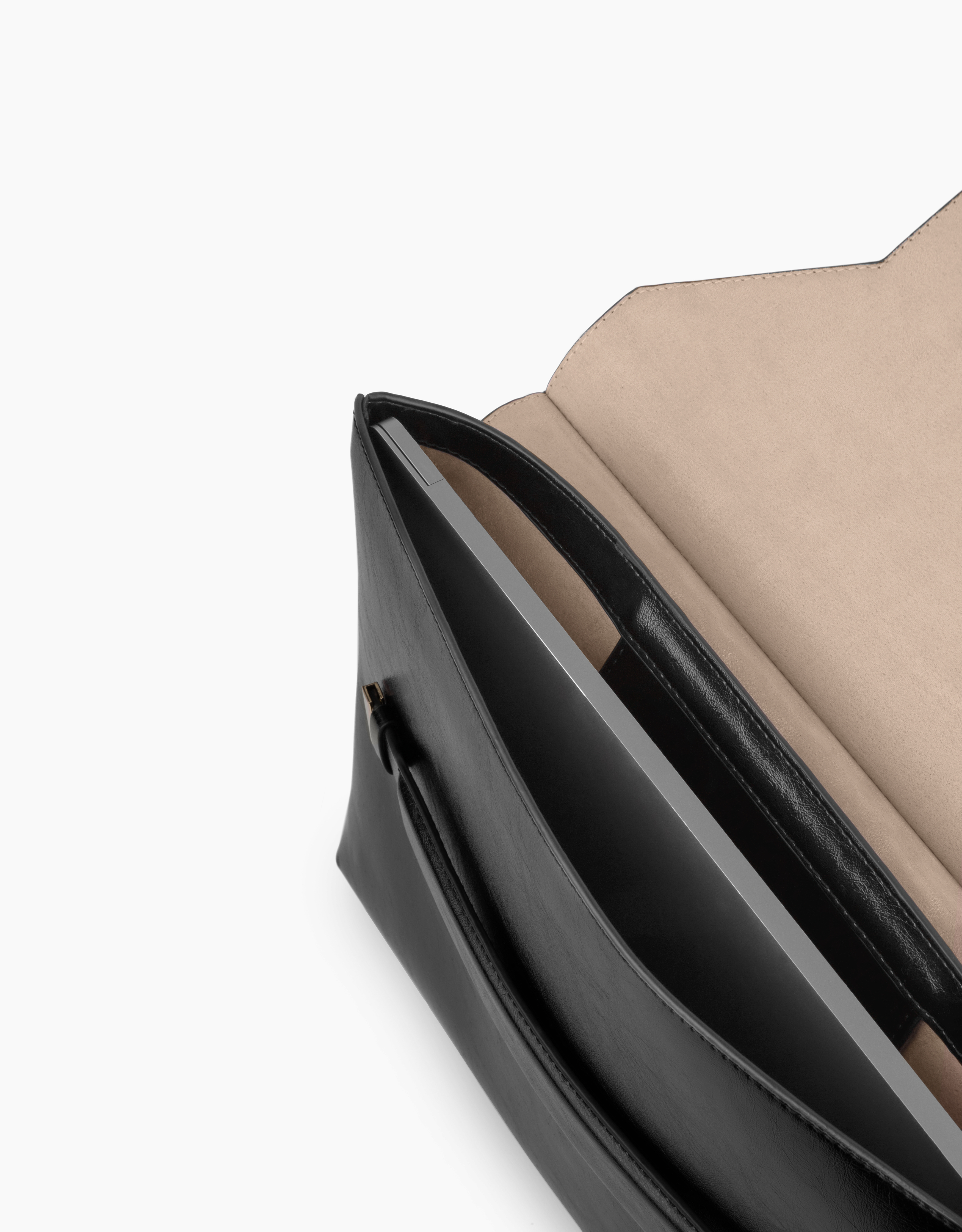Schwarze, offene Laptoptasche. Laptop innen. Beiges Innenfutter.