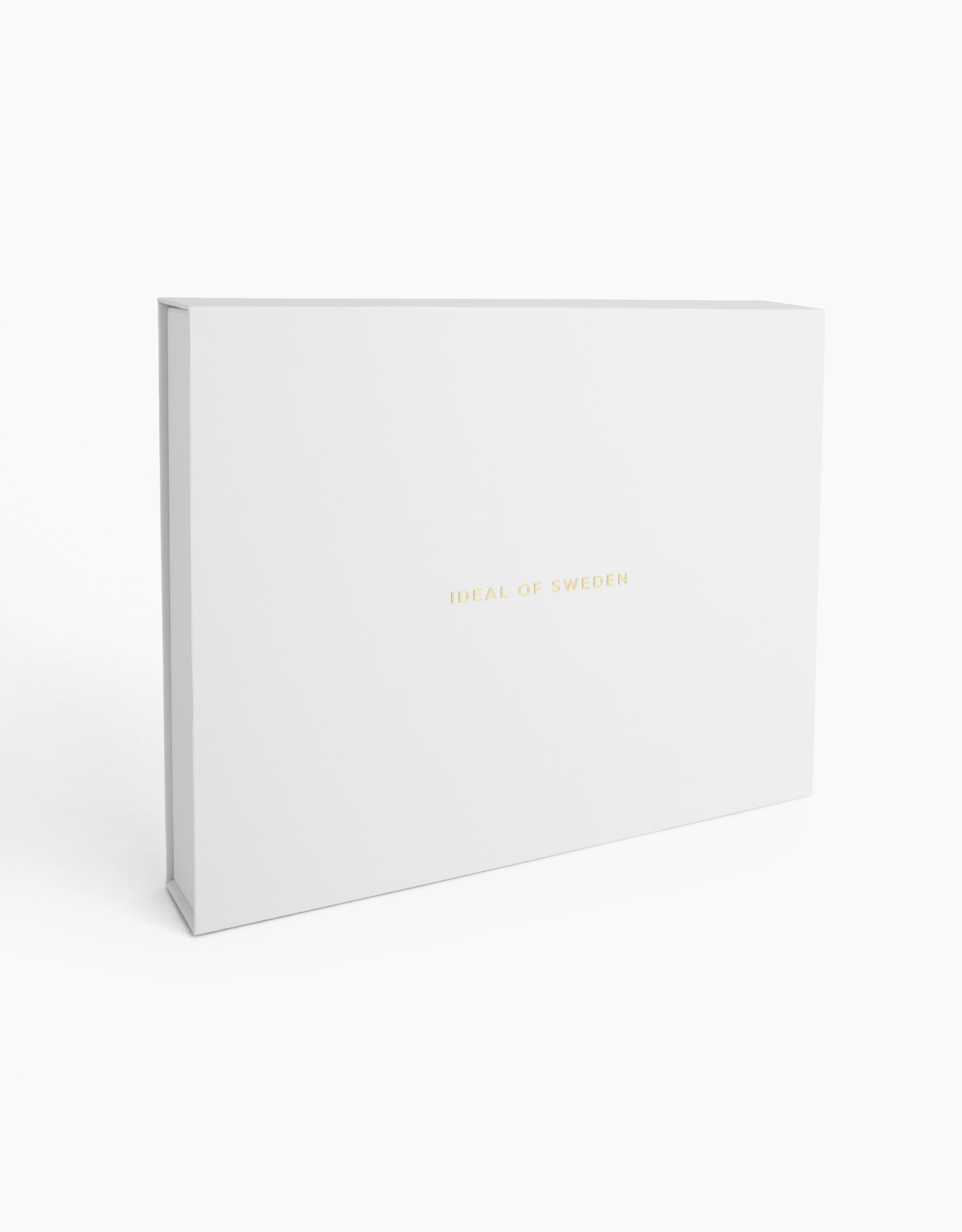 Weiße Box mit goldenem Text 'IDEAL OF SWEDEN', isoliert auf weißem Hintergrund.