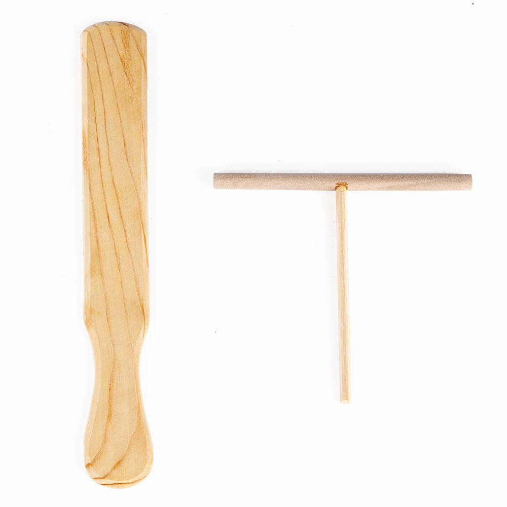 Dwa drewniane narzędzia do naleśników: szpatułka i rozsmarowywacz w kształcie litery T, oba na białym tle.