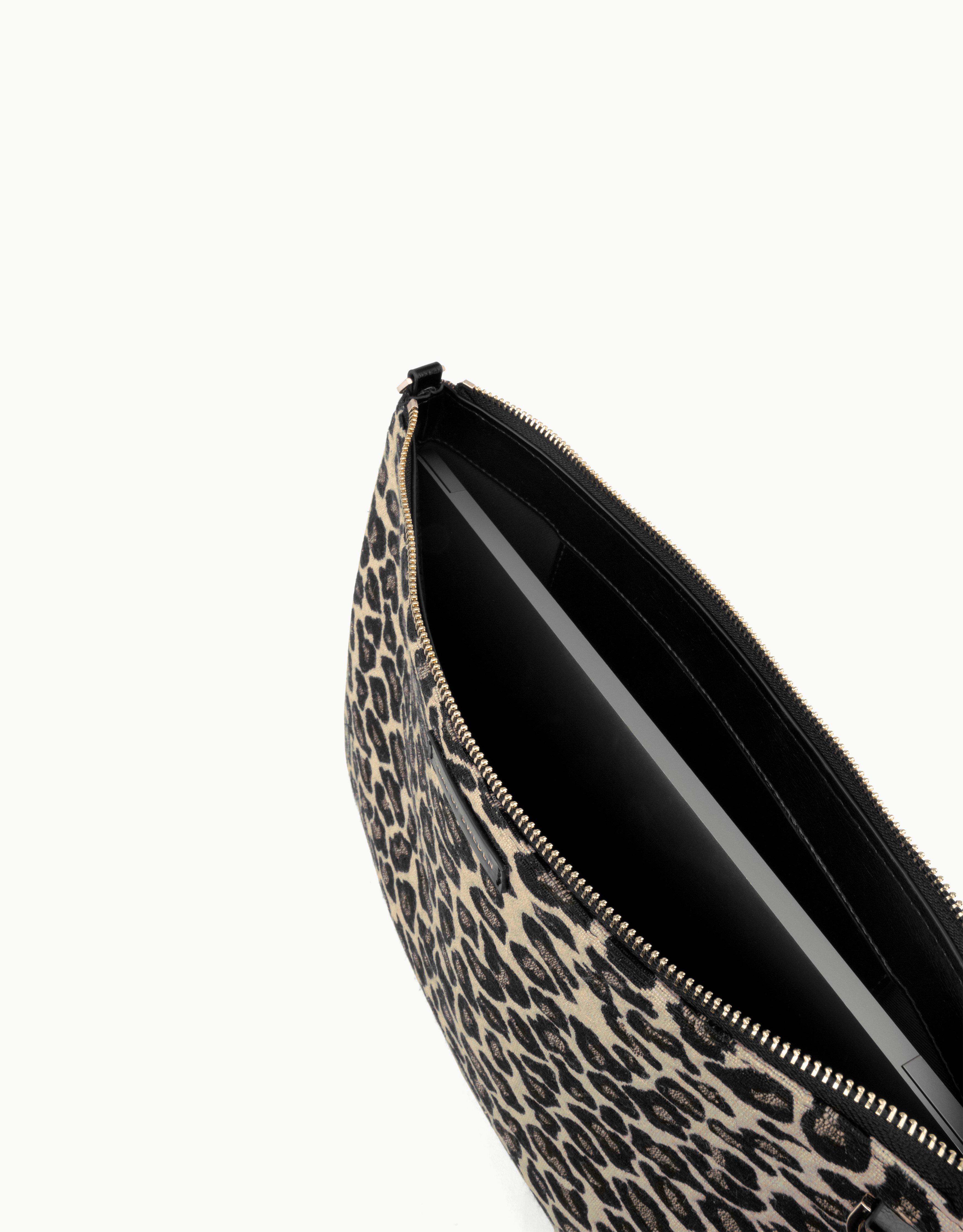 Una funda para laptop con estampado de leopardo. La funda está abierta, mostrando una laptop dentro.