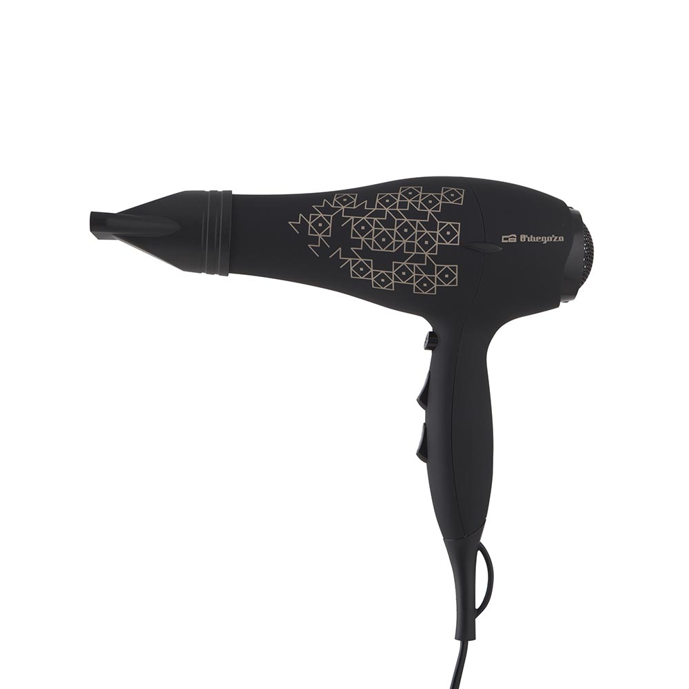Secador de pelo negro con diseño lateral, cable adjunto.