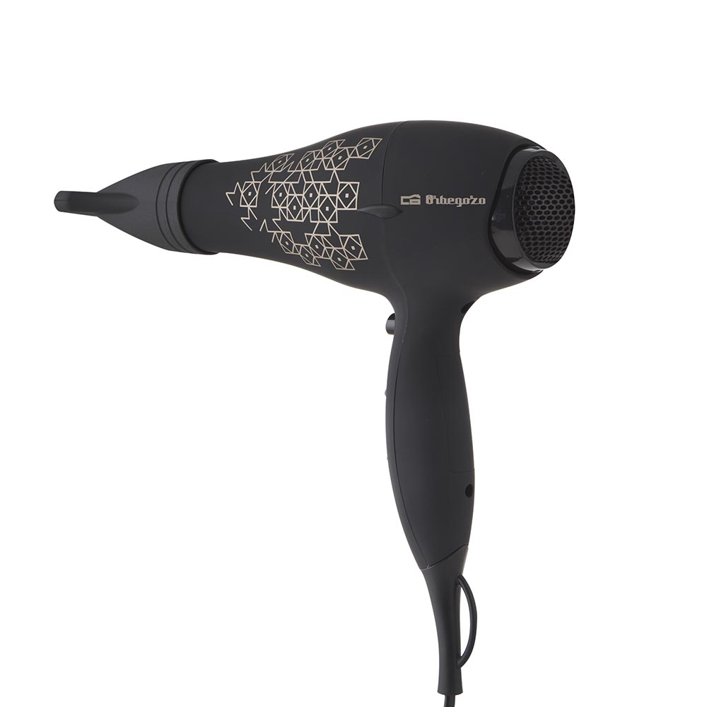 Un secador de pelo negro con un diseño geométrico y el nombre de la marca.