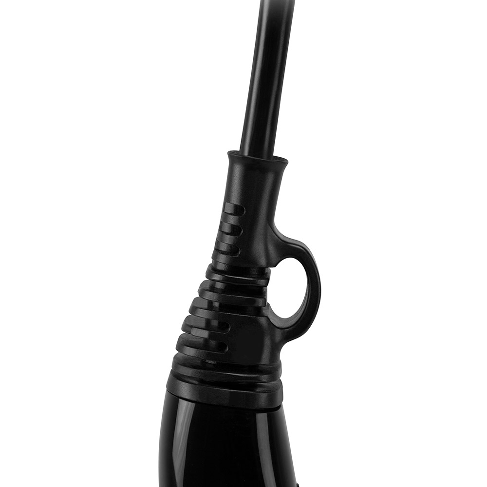 Zbliżenie czarnego uchwytu suszarki do włosów z pętlą i rowkowanymi detalami.