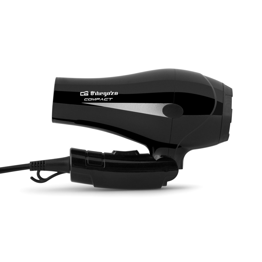 Czarna suszarka do włosów, pod kątem. Uchwyt ma elementy sterujące i wyświetlana jest nazwa marki.