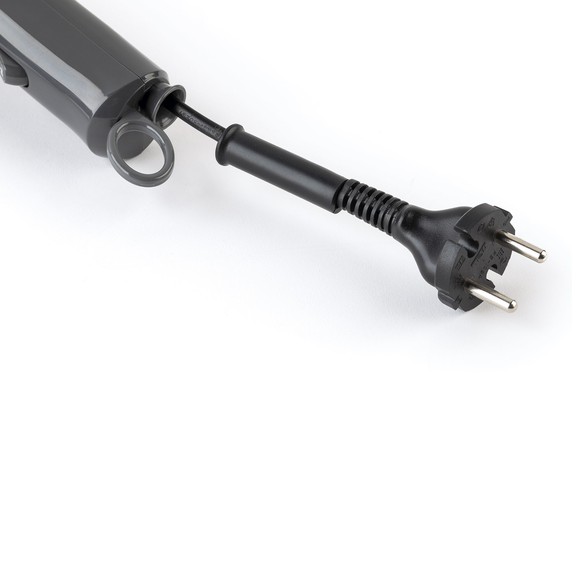 Un cable de alimentación con enchufe. El cable es negro y el enchufe tiene dos clavijas.