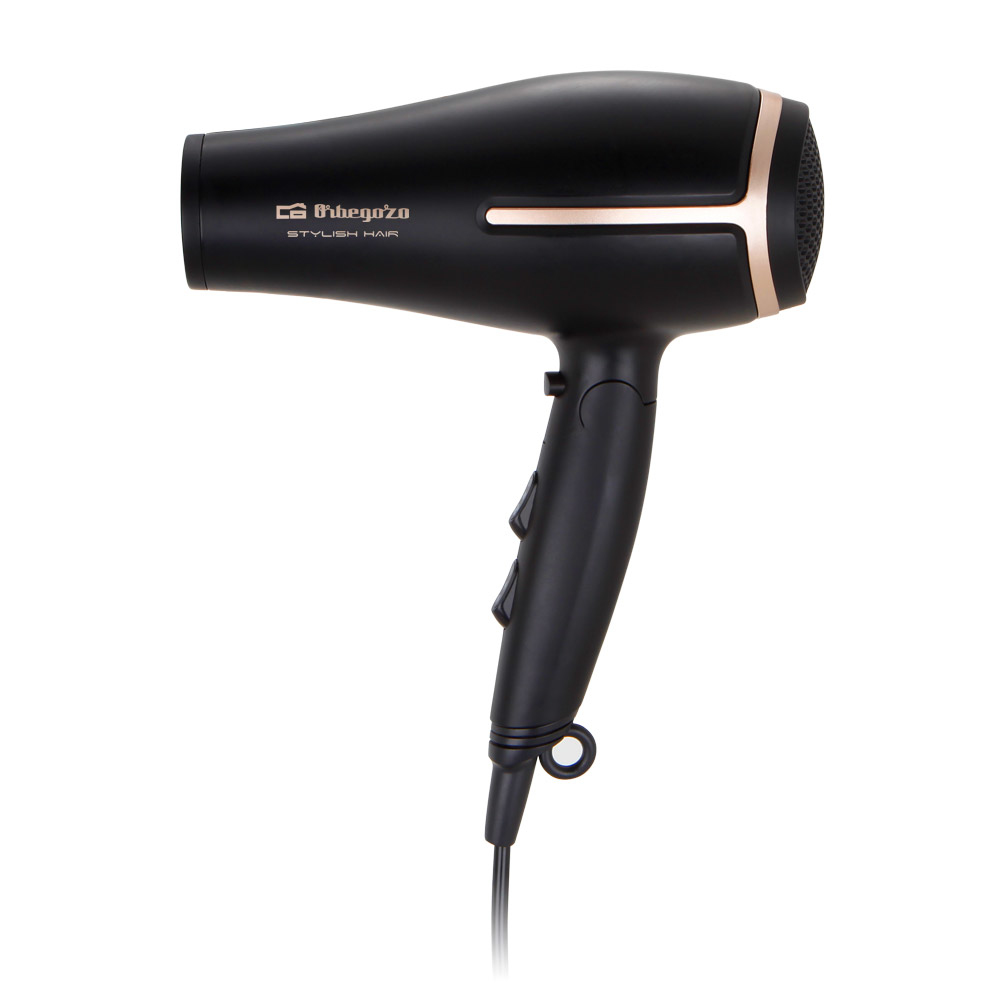 Czarna suszarka do włosów ze złotymi akcentami. Pokazuje uchwyt, przyciski i wlot powietrza.