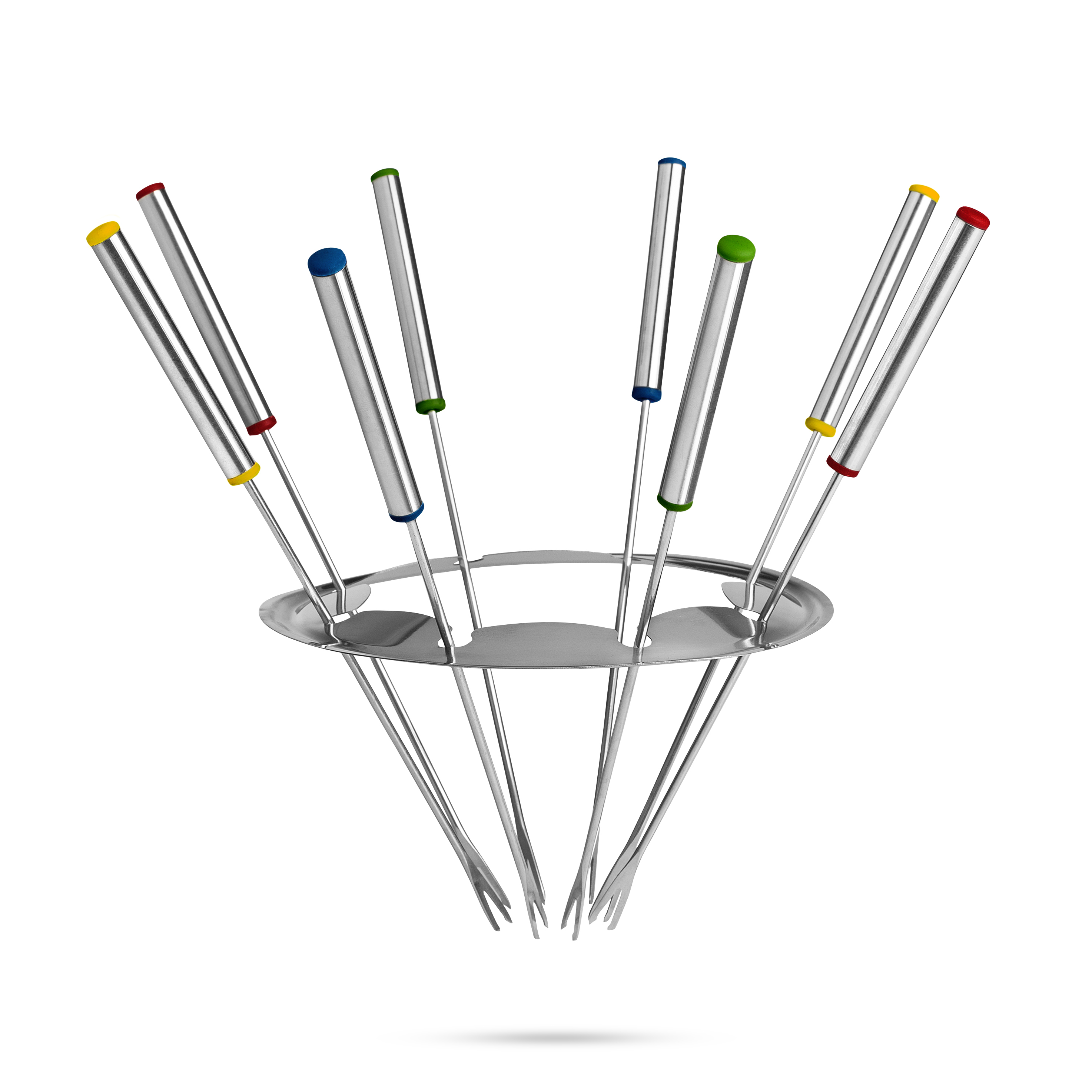 Metalowe widelce do fondue z kolorowymi końcówkami, ułożone w metalowym uchwycie na białym tle.