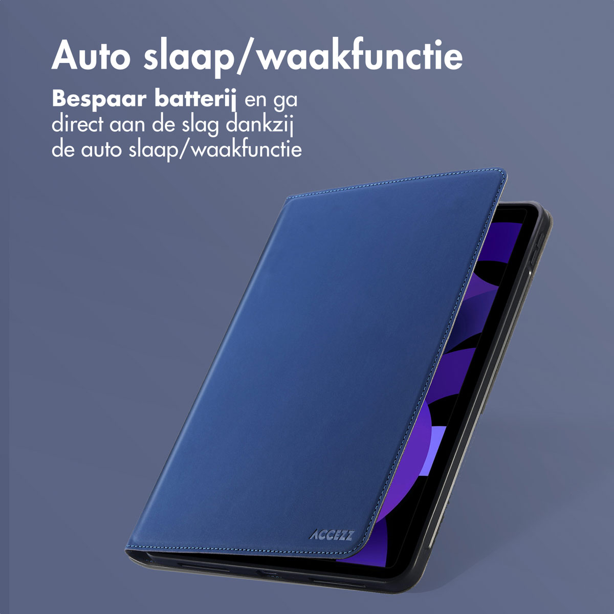 Blauwe tablethoes open, met een tablet zichtbaar. De achtergrond is een paars-blauw oppervlak.