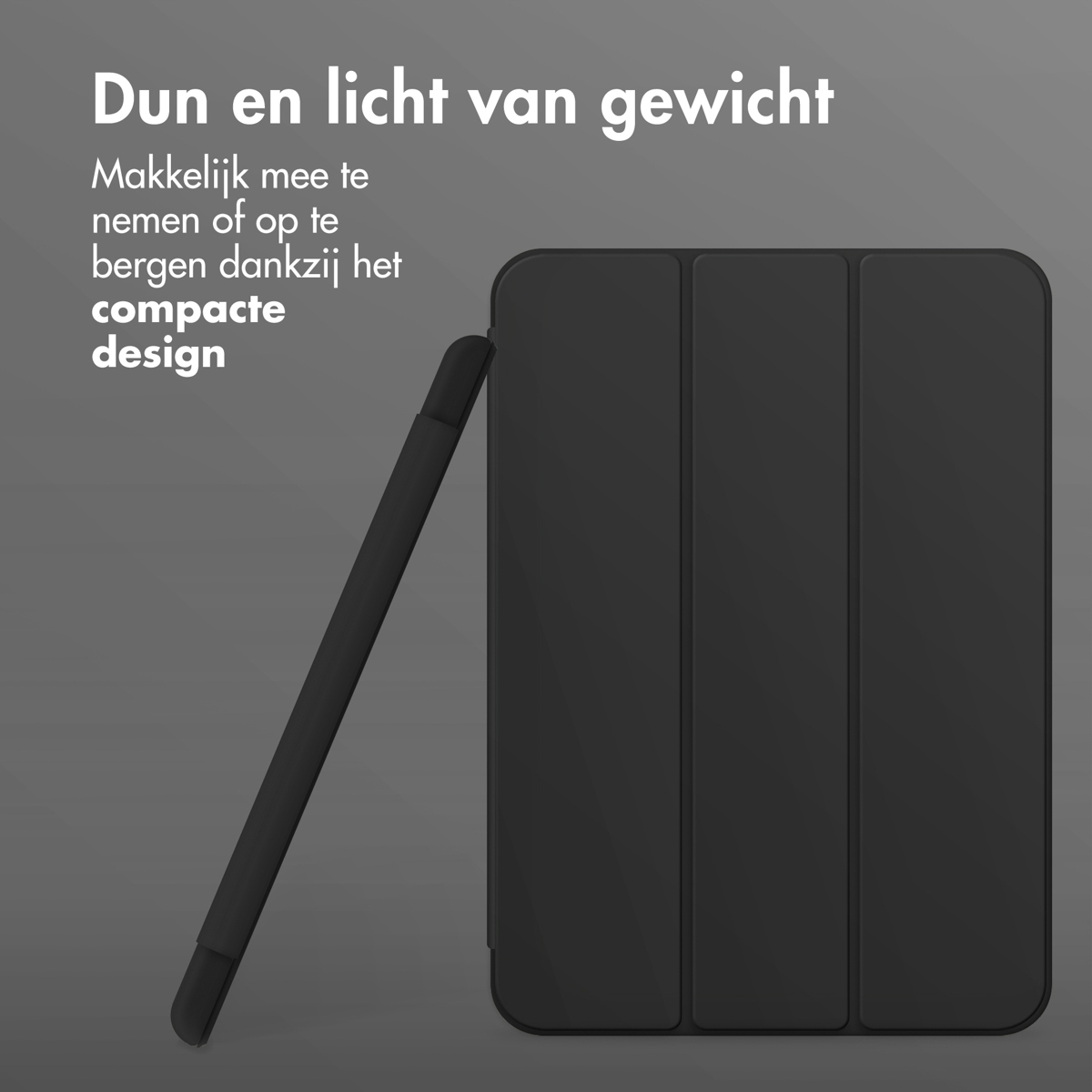 Una custodia nera per iPad con una penna abbinata appoggiata contro di essa, su uno sfondo grigio chiaro.