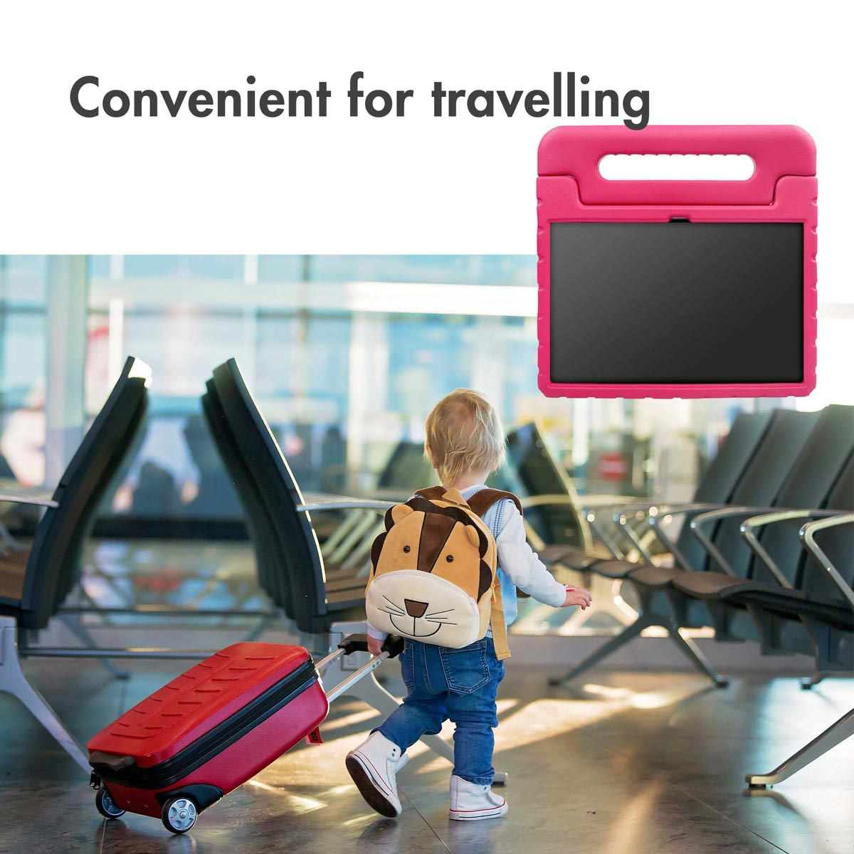 Un enfant avec une valise rouge et un sac à dos est dans un aéroport. Un étui de tablette rose est montré.