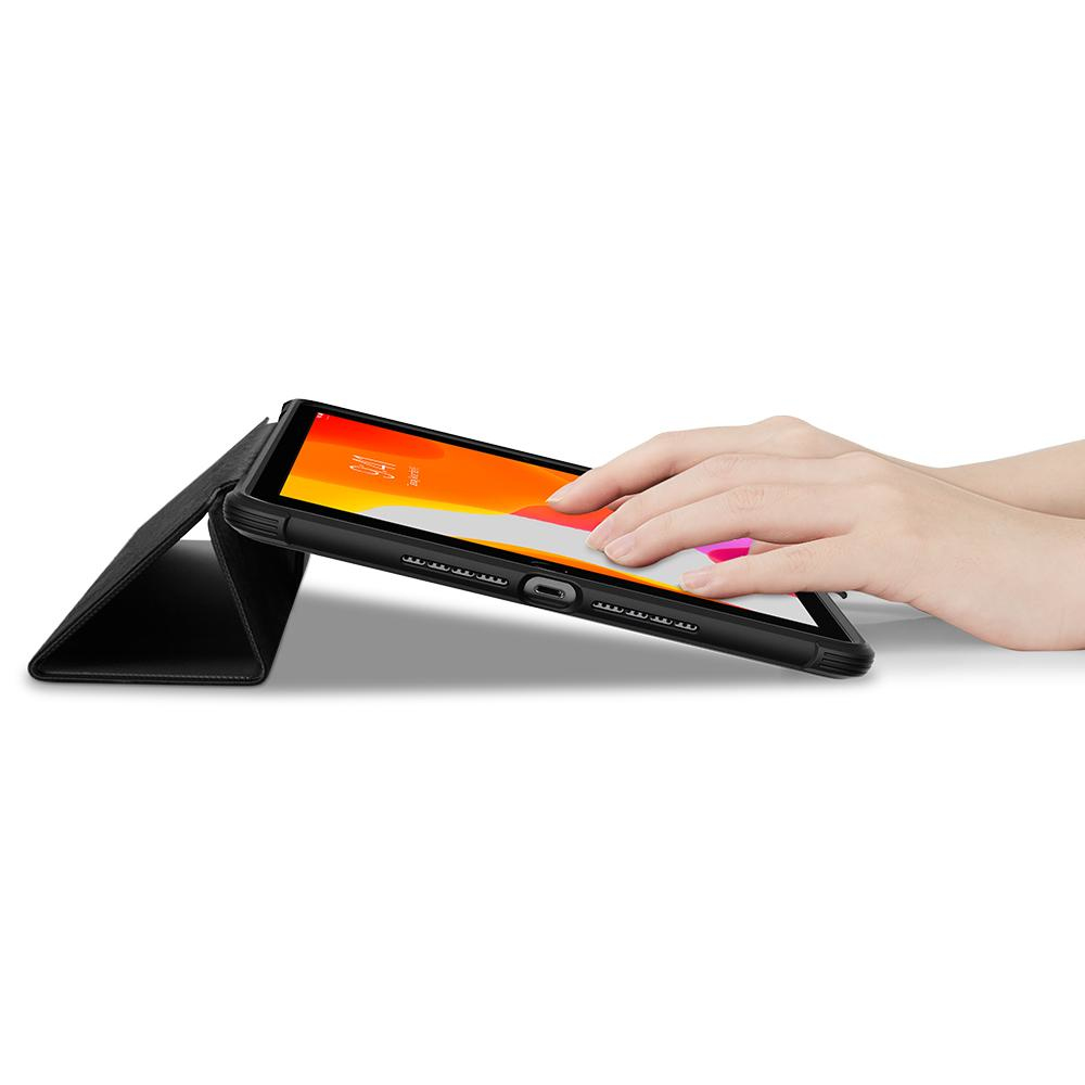 Person berührt Tablet-Bildschirm, schwarzes Gehäuse, auf weißem Hintergrund.