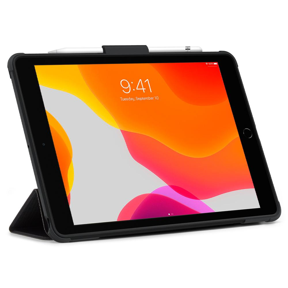 Ein iPad in schwarzem Gehäuse, zeigt Zeit und Datum auf dem Bildschirm, auf einer Oberfläche abgestützt.