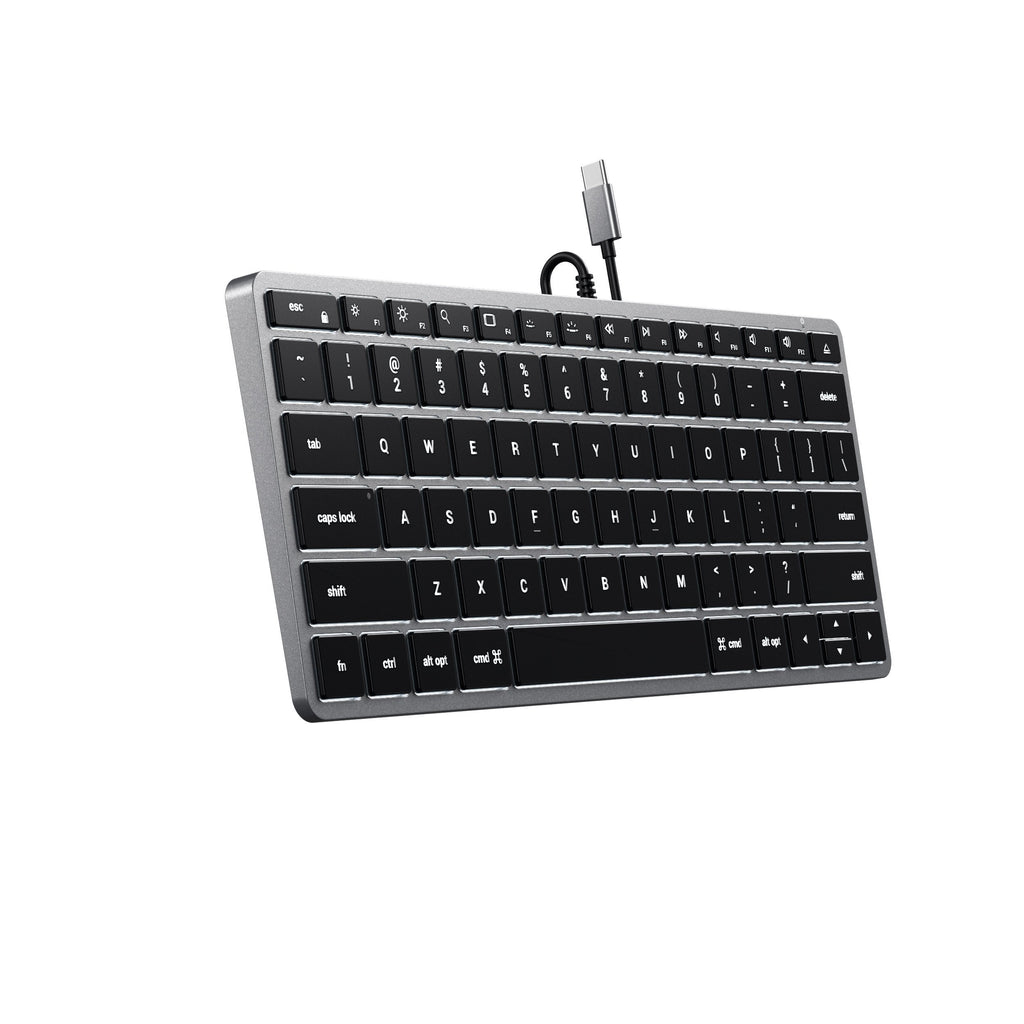 Tastiera argento angolata con tasti neri, cavo USB-C, su sfondo bianco.