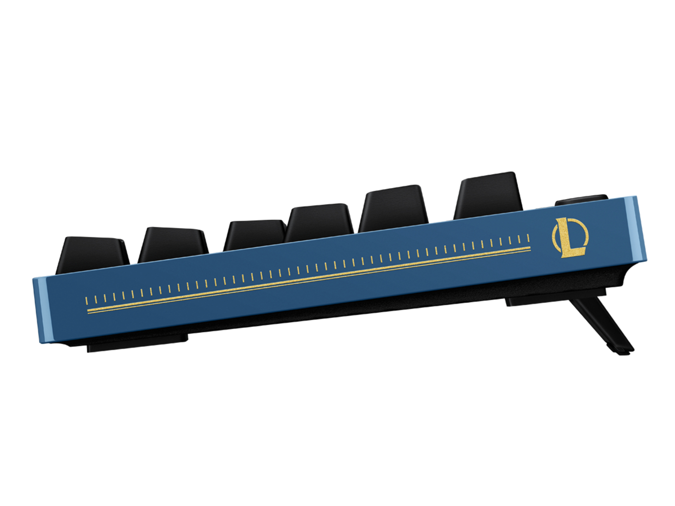 Seitenansicht einer blauen League of Legends-Tastatur mit goldenen Akzenten auf weißem Grund.