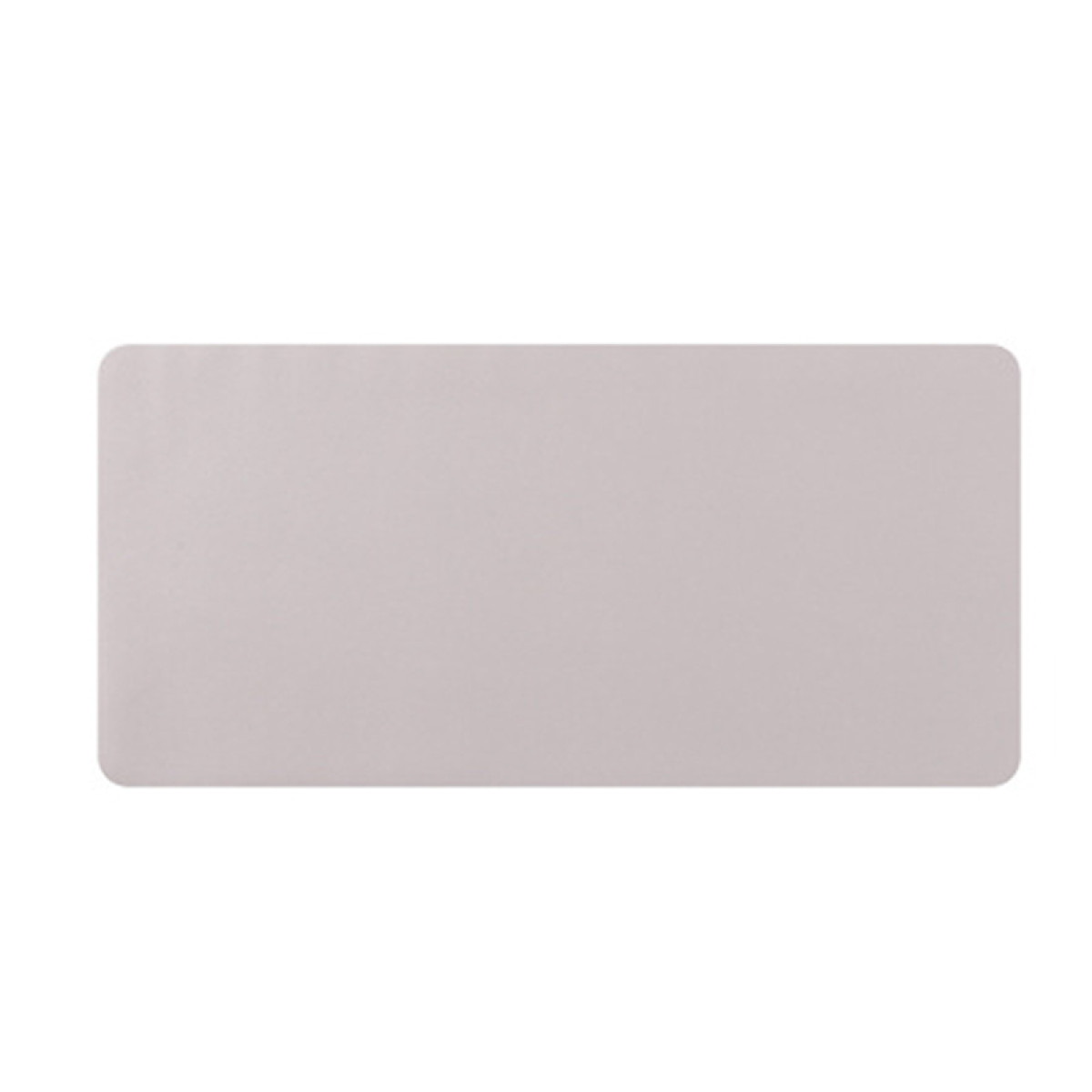 Tappetino per mouse grigio su sfondo bianco. Forma rettangolare con angoli arrotondati.