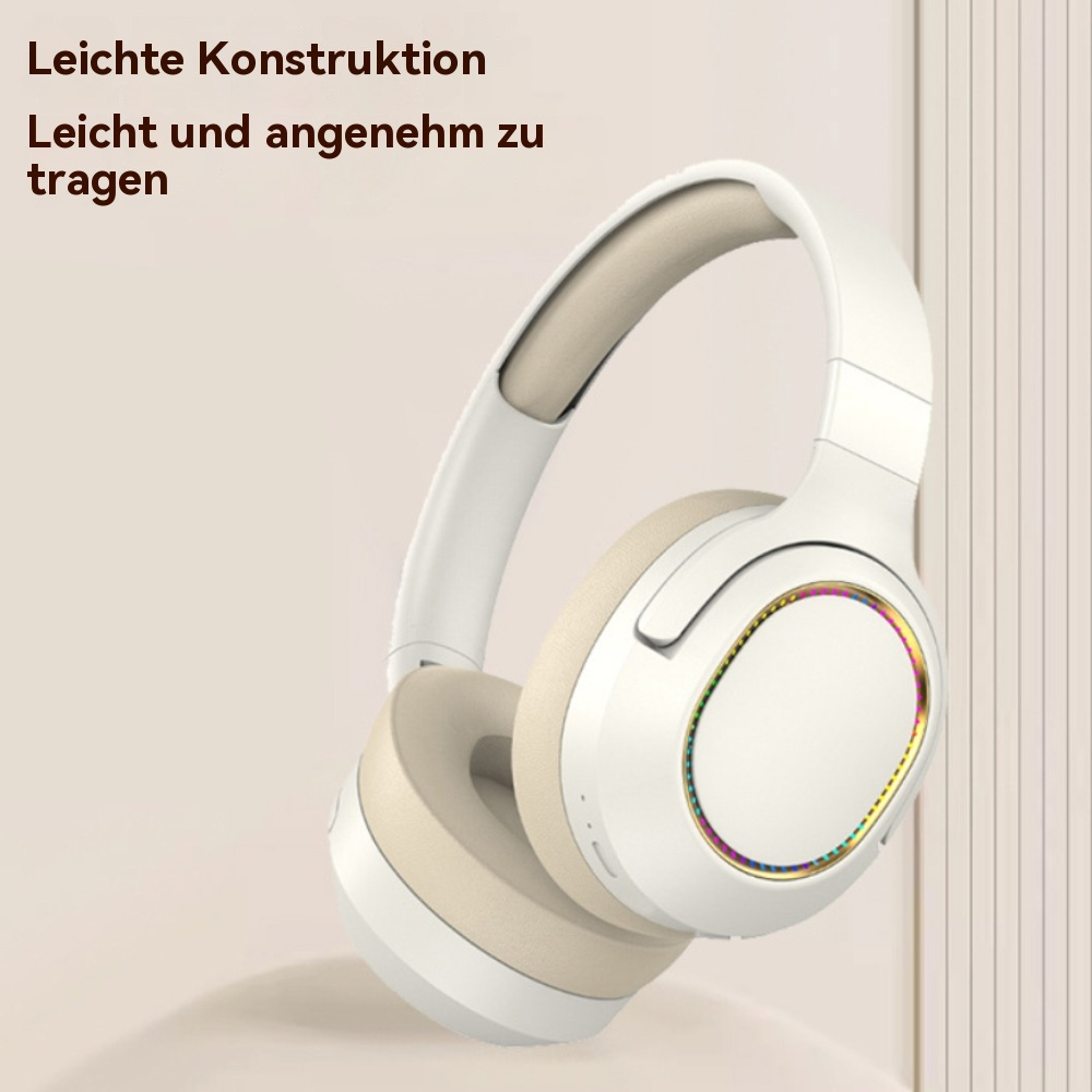 Weiße Kopfhörer mit beigen Akzenten, schräge Ansicht.
