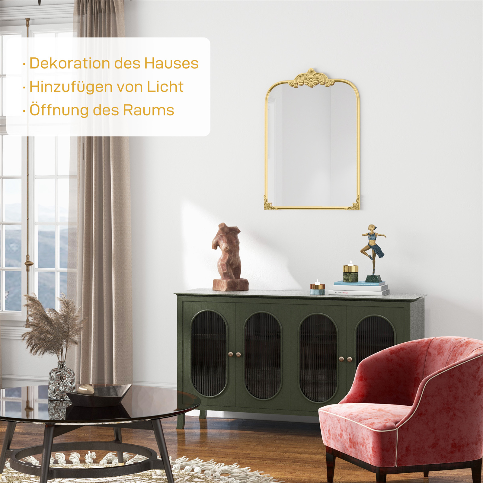 Ein Raum mit Spiegel, Statue, Schrank und rotem Stuhl, Text links.