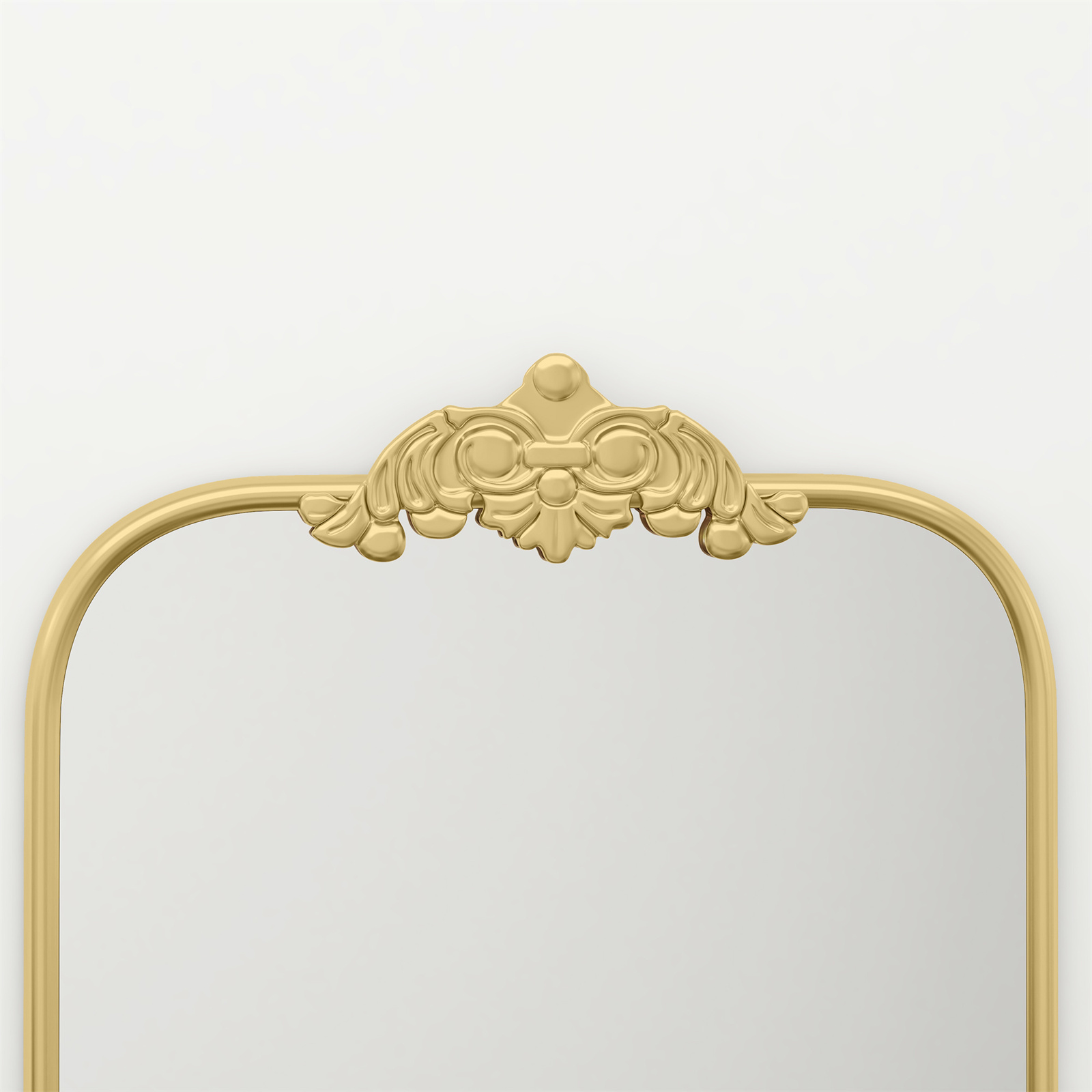 Ein goldener Spiegel mit dekorativer Oberseite. Weißer Hintergrund, Nahaufnahme. Verziertes Design, Bogenform.