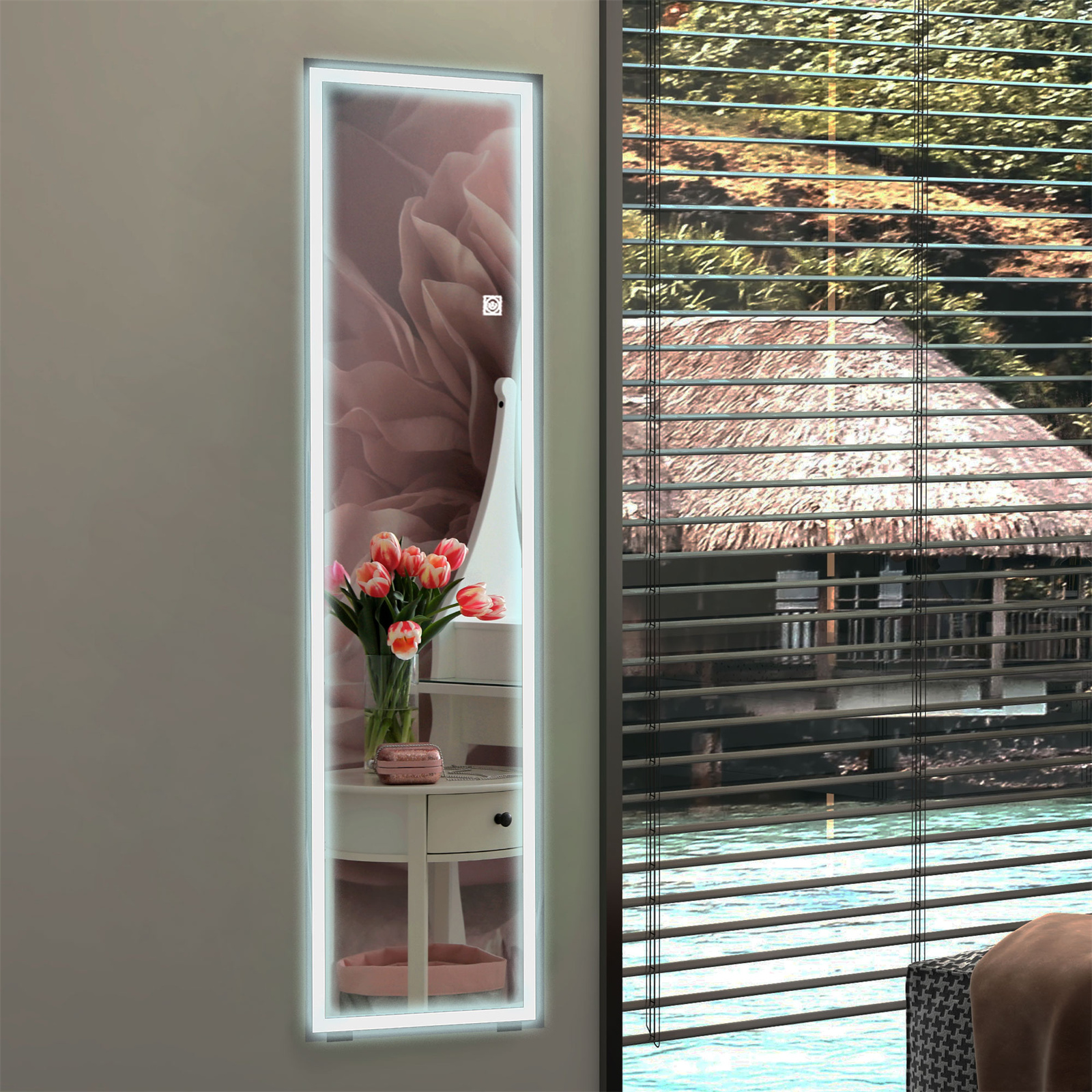 Hoher Spiegel mit floralem Hintergrund, Tisch mit Blumen und Fenster.