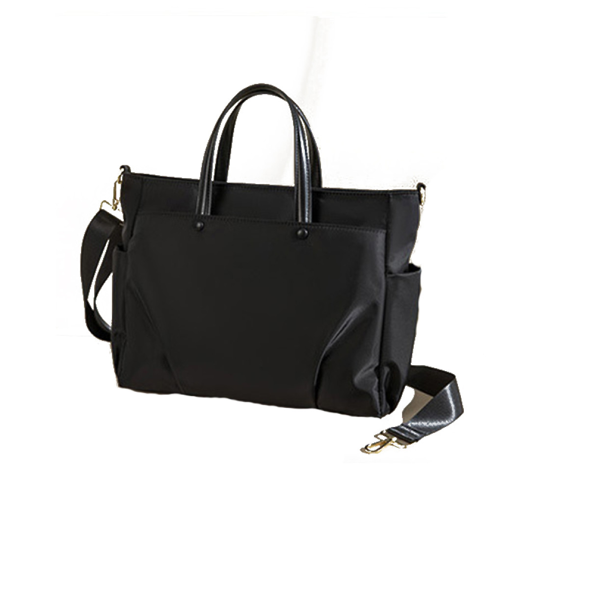 Czarna torba typu tote z uchwytami i paskiem na ramię na białym tle.