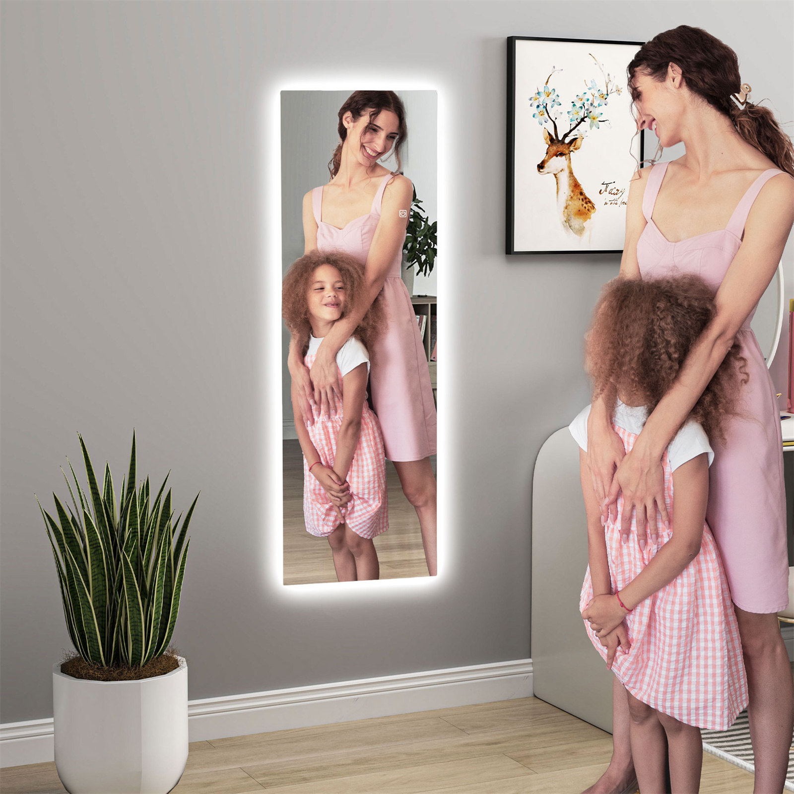 Zwei Frauen und ein junges Mädchen stehen vor einem Spiegel. Ein Gemälde an der Wand.