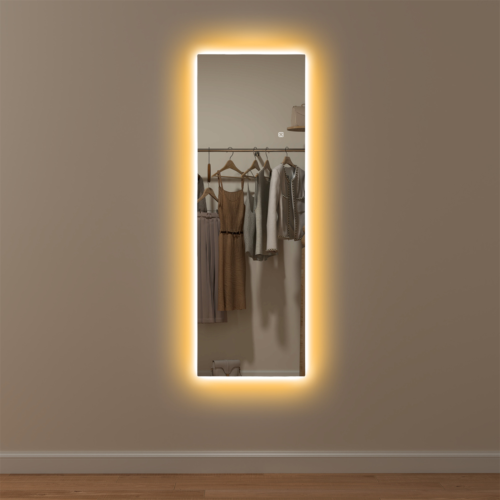 Ein hoher, beleuchteter Spiegel an der Wand. Kleidung hängt im Spiegelbild an einer Stange.