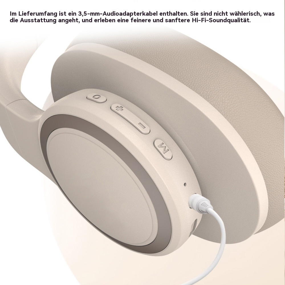 Beige Kopfhörer mit eingestecktem weißen Kabel. Text über Audioqualität ist darüber.