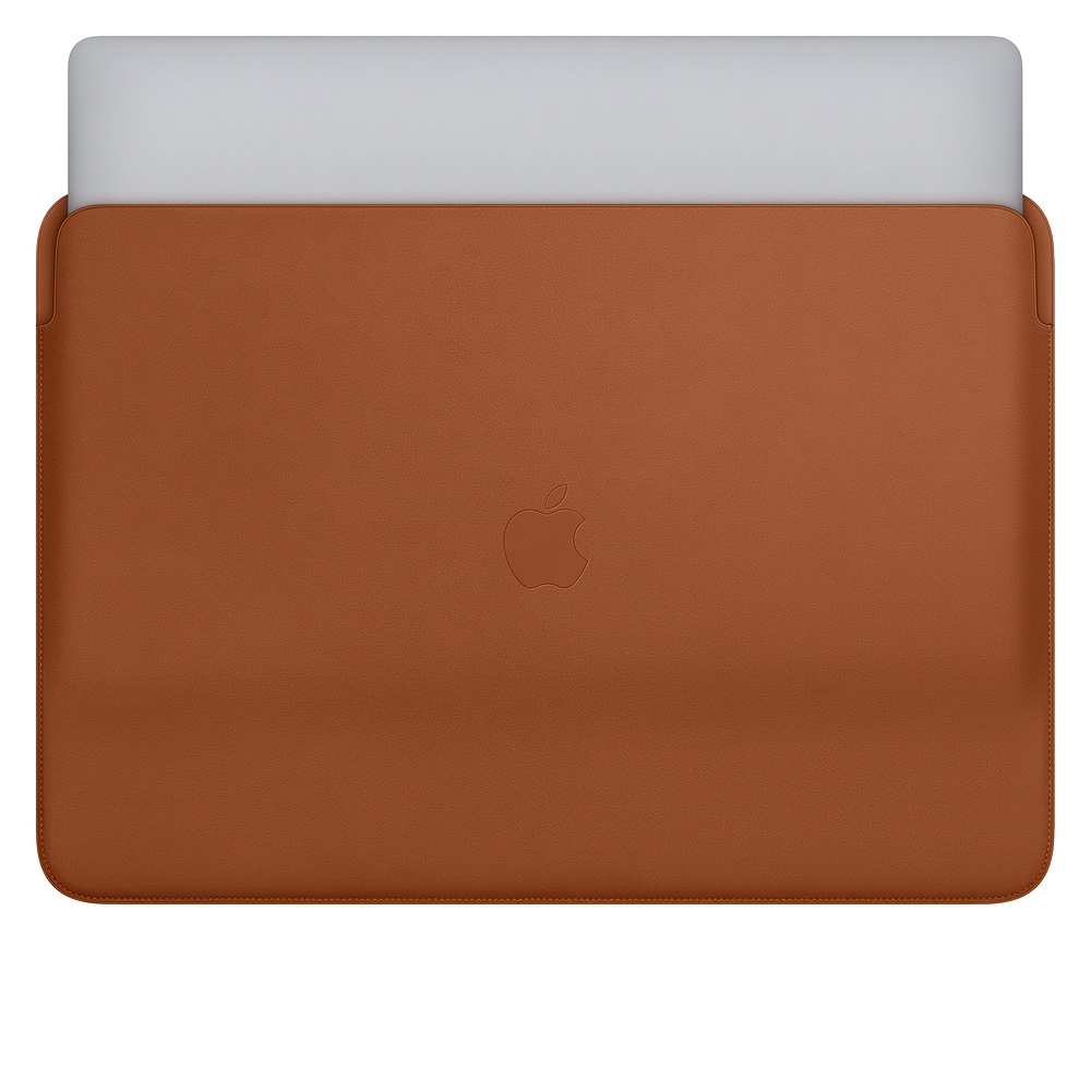 Srebrny laptop jest częściowo w brązowym skórzanym etui z wytłoczonym logo Apple.