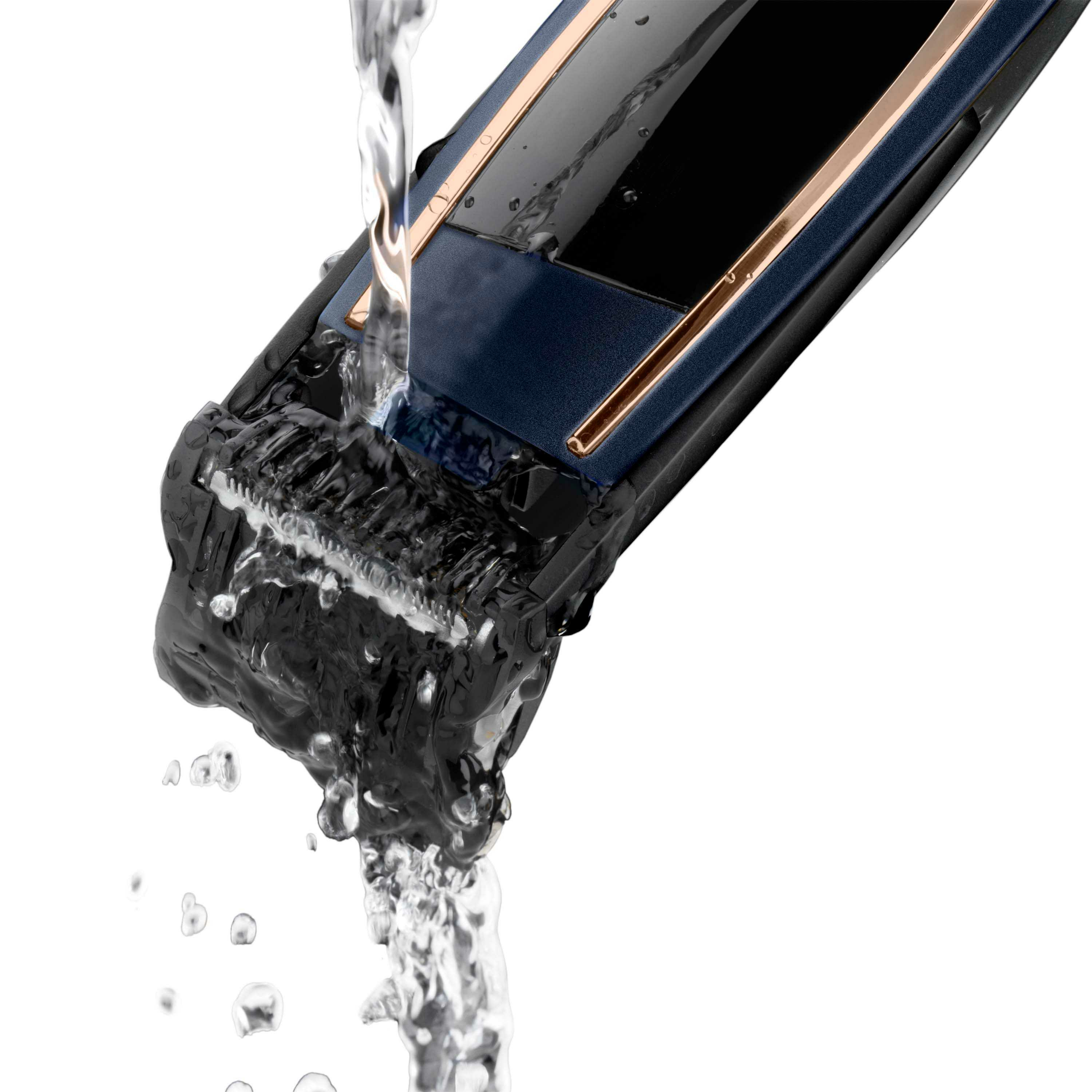 Woda wylewana na golarkę, myjąca ostrza.