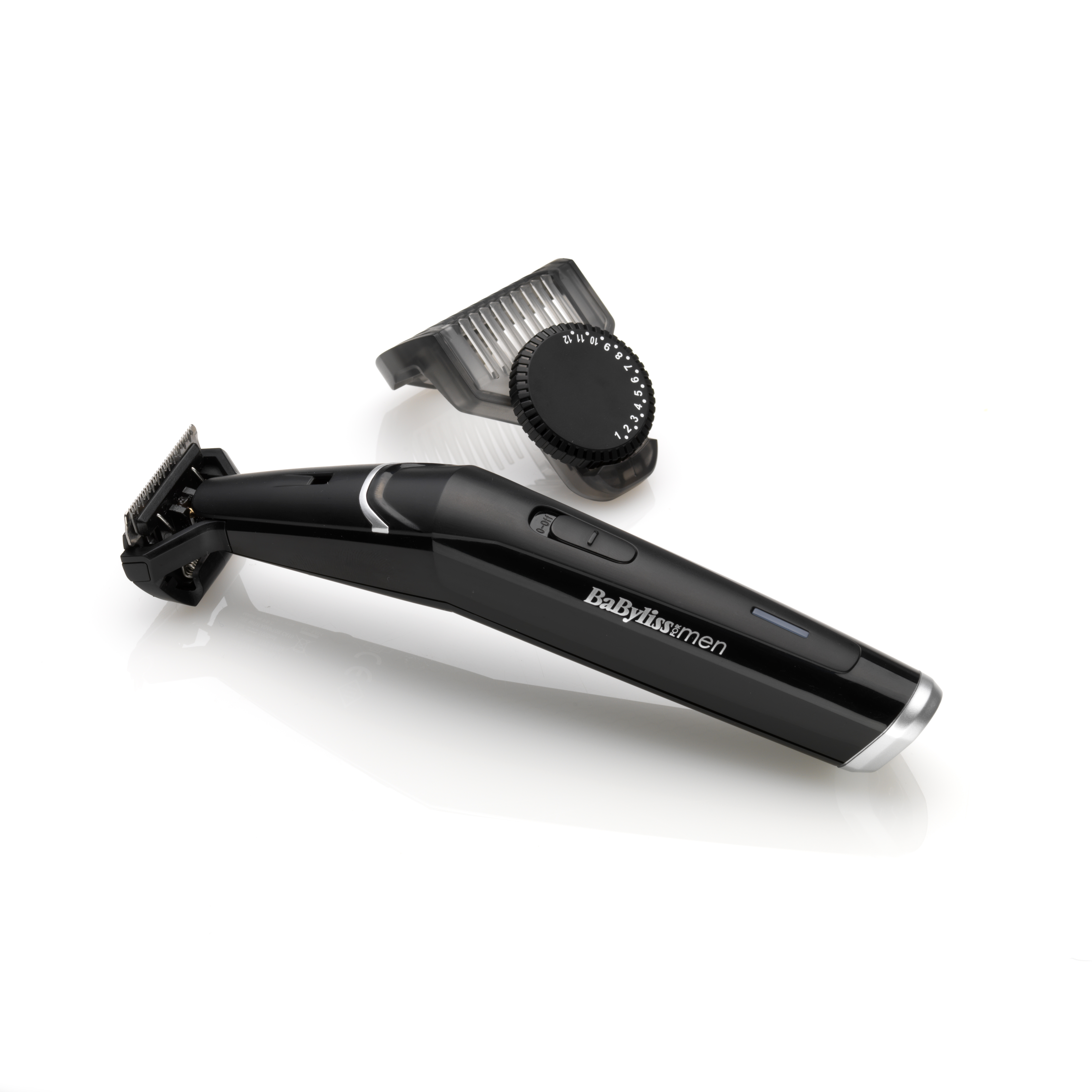 Recortadora de barba eléctrica negra con un accesorio de peine negro.